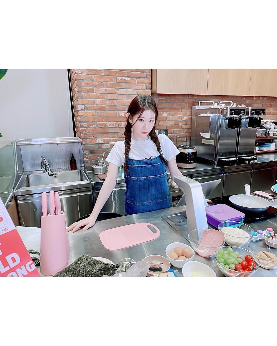 ITZYさんのインスタグラム写真 - (ITZYInstagram)「[🔴LIVE]   믿지의 사연 한 스푼을 담은 채령이의 일요식당! 오늘은 #챌봄박스  👊MISSION👊 믿지의 #챌봄박스 도전! MIDZY's #ChaelBOMBOXX challenge!  아래 해시태그와 함께 인증😎 Upload your BOMBOXX with hashtags below😎  #챌봄박스 #ChaelBOMBOXX  🍳Part 1 https://youtu.be/jRW8mtvNHD8 🍳Part 2 https://youtu.be/DazD5XyobrE  #챌봄박스 레시피  1. 테두리 자른 식빵 준비!🍞 2. 식빵 위에 딸기잼&치즈&햄 얹고 식빵 덮덮X2!🍓🧀 3. 계란물, 빵가루 묻혀 약불에 잘 구워주면 몬테크리스토 끝🥪 4. 밥에 단촛물로 간하여 유부에 넣어 유부초밥도 꾹꾹🍚💕 5. 좋아하는 과일과 함께 예쁘게 도시락에 담으면 완성🍱  Recipe for #ChaelBOMBOXX  1. Prepare bread with the edges cut!🍞 2. Strawberry jam&cheese&ham between breads!🍓🧀 3. Cover with bread crumbs after dipping in stirred egg, and toast it! 4. Fill Yubu with seasoned rice🍚💕 5. Put everything in the box with favorite fruits!  #쩝쩝박사_있지가_믿지에게 #요란요란 #EATZY」5月8日 19時47分 - itzy.all.in.us