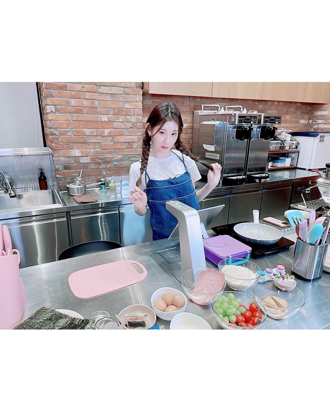 ITZYさんのインスタグラム写真 - (ITZYInstagram)「[🔴LIVE]   믿지의 사연 한 스푼을 담은 채령이의 일요식당! 오늘은 #챌봄박스  👊MISSION👊 믿지의 #챌봄박스 도전! MIDZY's #ChaelBOMBOXX challenge!  아래 해시태그와 함께 인증😎 Upload your BOMBOXX with hashtags below😎  #챌봄박스 #ChaelBOMBOXX  🍳Part 1 https://youtu.be/jRW8mtvNHD8 🍳Part 2 https://youtu.be/DazD5XyobrE  #챌봄박스 레시피  1. 테두리 자른 식빵 준비!🍞 2. 식빵 위에 딸기잼&치즈&햄 얹고 식빵 덮덮X2!🍓🧀 3. 계란물, 빵가루 묻혀 약불에 잘 구워주면 몬테크리스토 끝🥪 4. 밥에 단촛물로 간하여 유부에 넣어 유부초밥도 꾹꾹🍚💕 5. 좋아하는 과일과 함께 예쁘게 도시락에 담으면 완성🍱  Recipe for #ChaelBOMBOXX  1. Prepare bread with the edges cut!🍞 2. Strawberry jam&cheese&ham between breads!🍓🧀 3. Cover with bread crumbs after dipping in stirred egg, and toast it! 4. Fill Yubu with seasoned rice🍚💕 5. Put everything in the box with favorite fruits!  #쩝쩝박사_있지가_믿지에게 #요란요란 #EATZY」5月8日 19時47分 - itzy.all.in.us