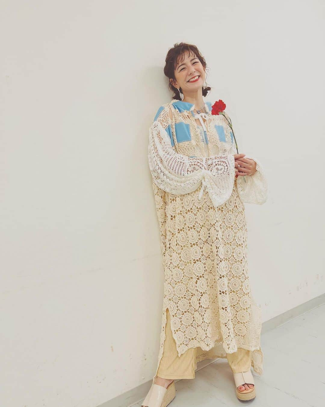 スザンヌさんのインスタグラム写真 - (スザンヌInstagram)「最高の母の日🌷だ！  トークショーも最高に楽しかったし （ほんとーっっにありがとうございました🥺） 会いたかった人たちにいっぺんに会えた☺️  帰ったら息子と姪っ子がお手紙くれました🥺涙 ありがとう💕  一目惚れワンピースは @mori.market_official の💙🤍 発売時間アラームかけてgetしたの♡」5月8日 20時11分 - suzanneeee1028