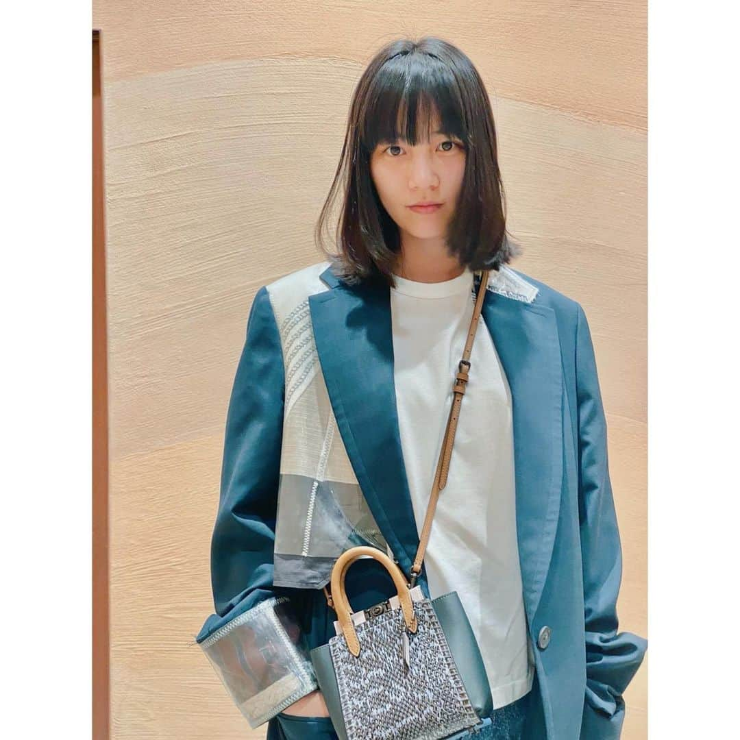 のん（能年玲奈）さんのインスタグラム写真 - (のん（能年玲奈）Instagram)「少し放置気味だった髪を切りました✂️ 嬉しい！  今まで気にした事なかったけど、最近すっぴんが気になり出してきた。 お年ごろですね🤫  このジャケット、お気に入り。私服です。 ビニールでコラージュされたディティールに一目惚れしました。上がる。🌼」5月8日 20時38分 - non_kamo_ne