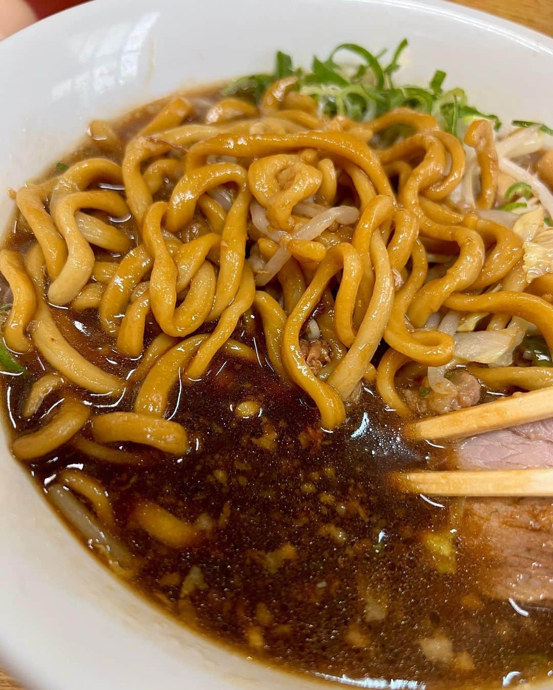 桃乃木かなさんのインスタグラム写真 - (桃乃木かなInstagram)「ラーメン二郎環七新新代田店🍜  新代田ブラック！！！！ (+なまたまご)  色に反して甘くてすき焼きの割り下のような？スープに感じました。 大好きな味でした☺️！！！  今回限定の新代田ブラックでしたが また食べたいな〜 本家の京都ブラックも食べたいな〜  店頭で京都のＴシャツを売っていたのが京都店の店主さんだったので前回京都二郎行けなかった事を告げ....次こそは京都行った時は絶対京都二郎行きます！笑」5月8日 21時09分 - kana_momonogi