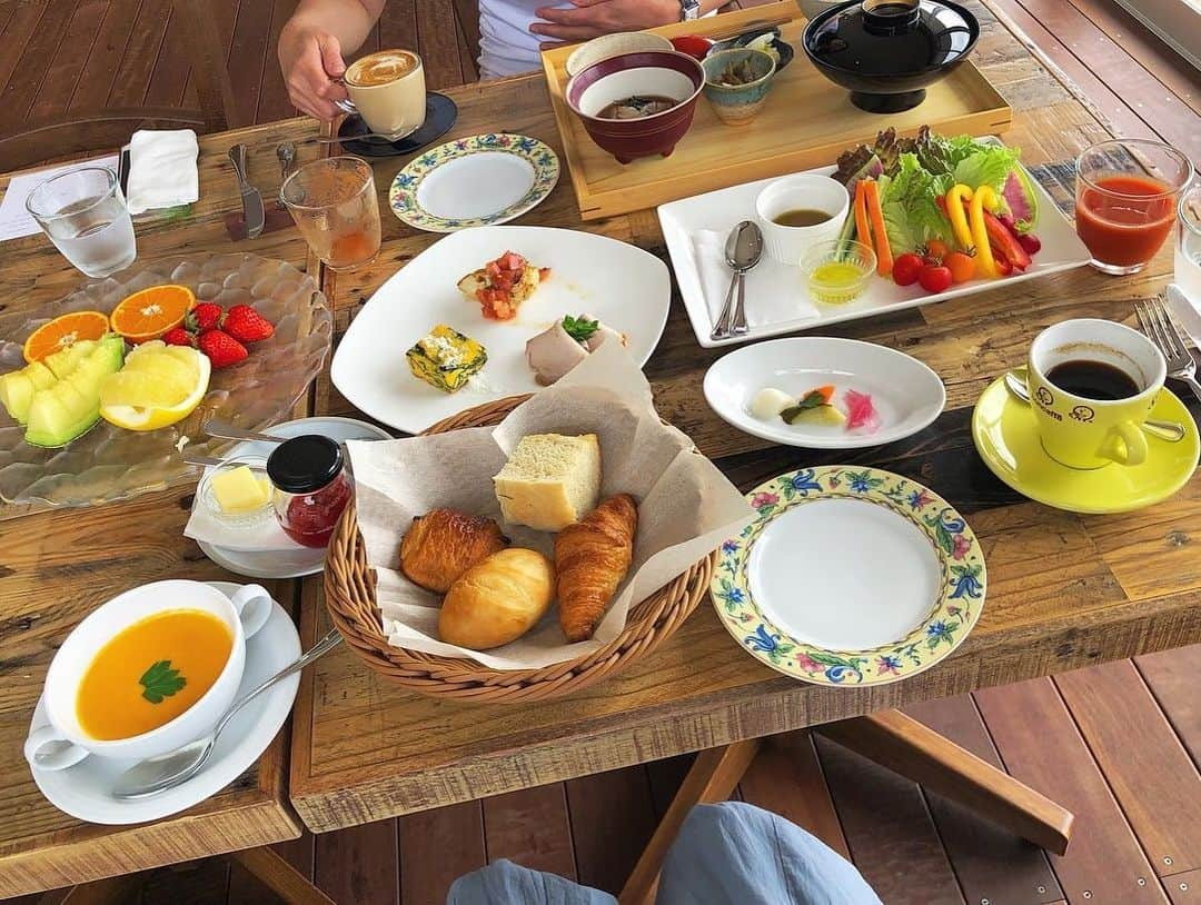 天野一菜さんのインスタグラム写真 - (天野一菜Instagram)「Breakfast🍋  朝ご飯を2種類から選べて 私は洋食を、お母さんは和食をお願いしました🙂 それぞれ違うものを選んでもいいらしいので シェアして色々食べられて大満足◎」5月8日 21時23分 - _i_t_s_u_n_a_