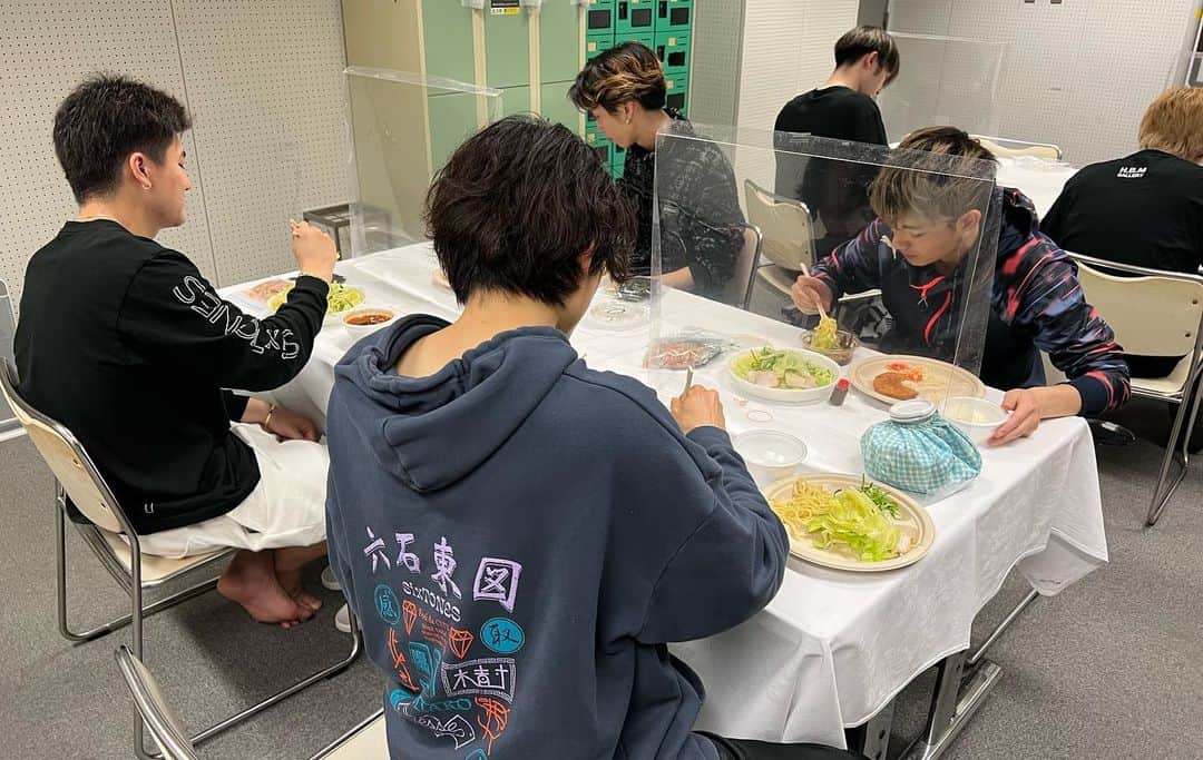 SixTONESさんのインスタグラム写真 - (SixTONESInstagram)「⁡   ⁡ 広島公演の昼夜間にみんなでご飯🍚 ⁡ 『ご飯食べる時は6人でだよな』 ⁡ 次は宮城！ みんな待っててね！！ ⁡ ⁡ ⁡ Having a meal with everyone during the day between our Hiroshima shows 🍚 ⁡ 『It’s always the six of us together when we eat』 ⁡ Next stop: Miyagi!  Wait for us!! ⁡ ⁡ ⁡ ⁡ #SixTONES #Jesse #Taiga #Hokuto #Yugo #Shintaro #Juri #feeldacity」5月8日 21時43分 - sixtones_official