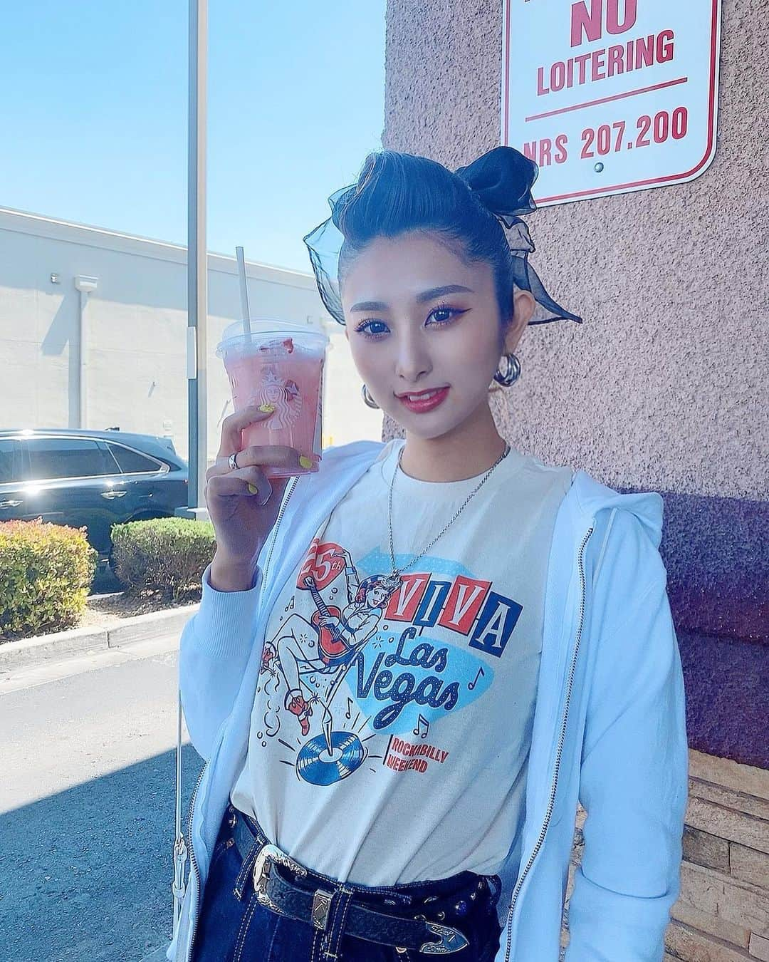 青野美沙稀さんのインスタグラム写真 - (青野美沙稀Instagram)「こよなく愛するスタバの PINK DRINK🧸🎀 ⁡ 日本にはないので 絶対飲むぞぉと決めてました✌️ ⁡ ココナッツミルク🥥で さっぱりおいしかった〜🎵 ⁡ #すたーばっくす #スターバックス #starbucks #pinkdrink #ピンクドリンク #lasvegas #vegas #ラスベガス #vivalasvegasrockabillyweekend  #vivalasvegas #ビバラスべガス」5月8日 22時07分 - misaki_aono