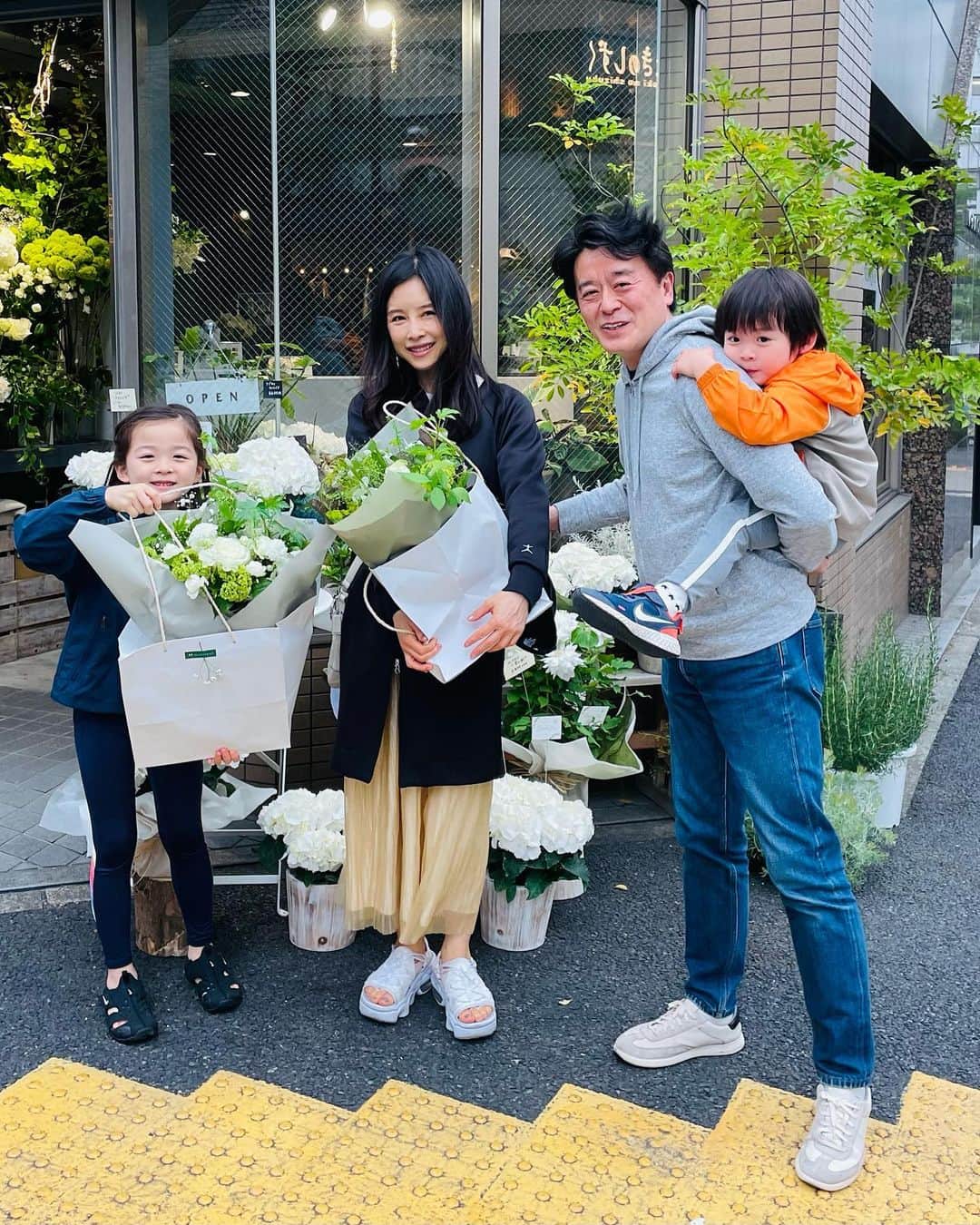 中岡由佳さんのインスタグラム写真 - (中岡由佳Instagram)「母の日のお祝いをどうもありがとう✨今年もMinaとRyutoそれぞれから花束をもらい💕焼肉とケーキと最高の夜でした😋 #mothersday #thankyou #family」5月8日 22時59分 - yuka_nakaoka