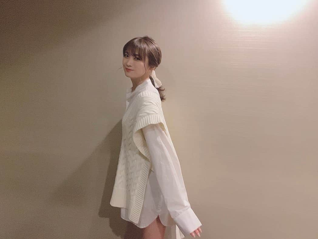 秋元真夏さんのインスタグラム写真 - (秋元真夏Instagram)「.  ミーグリ私服🫧  ビックシルエットのニットベスト🧣  メイクさんが可愛い髪型に してくれてうきうきでした🫶🏻♥️  #ミーグリ」5月8日 23時08分 - manatsu.akimoto_official