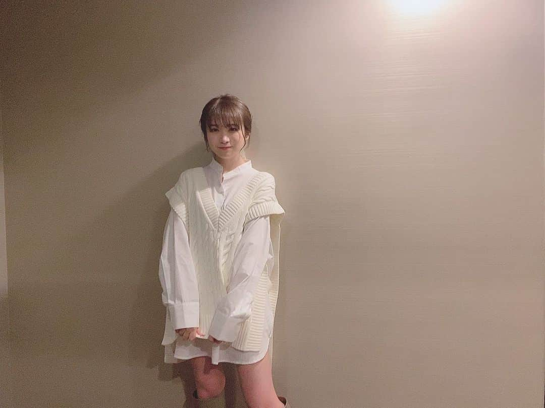 秋元真夏さんのインスタグラム写真 - (秋元真夏Instagram)「.  ミーグリ私服🫧  ビックシルエットのニットベスト🧣  メイクさんが可愛い髪型に してくれてうきうきでした🫶🏻♥️  #ミーグリ」5月8日 23時08分 - manatsu.akimoto_official