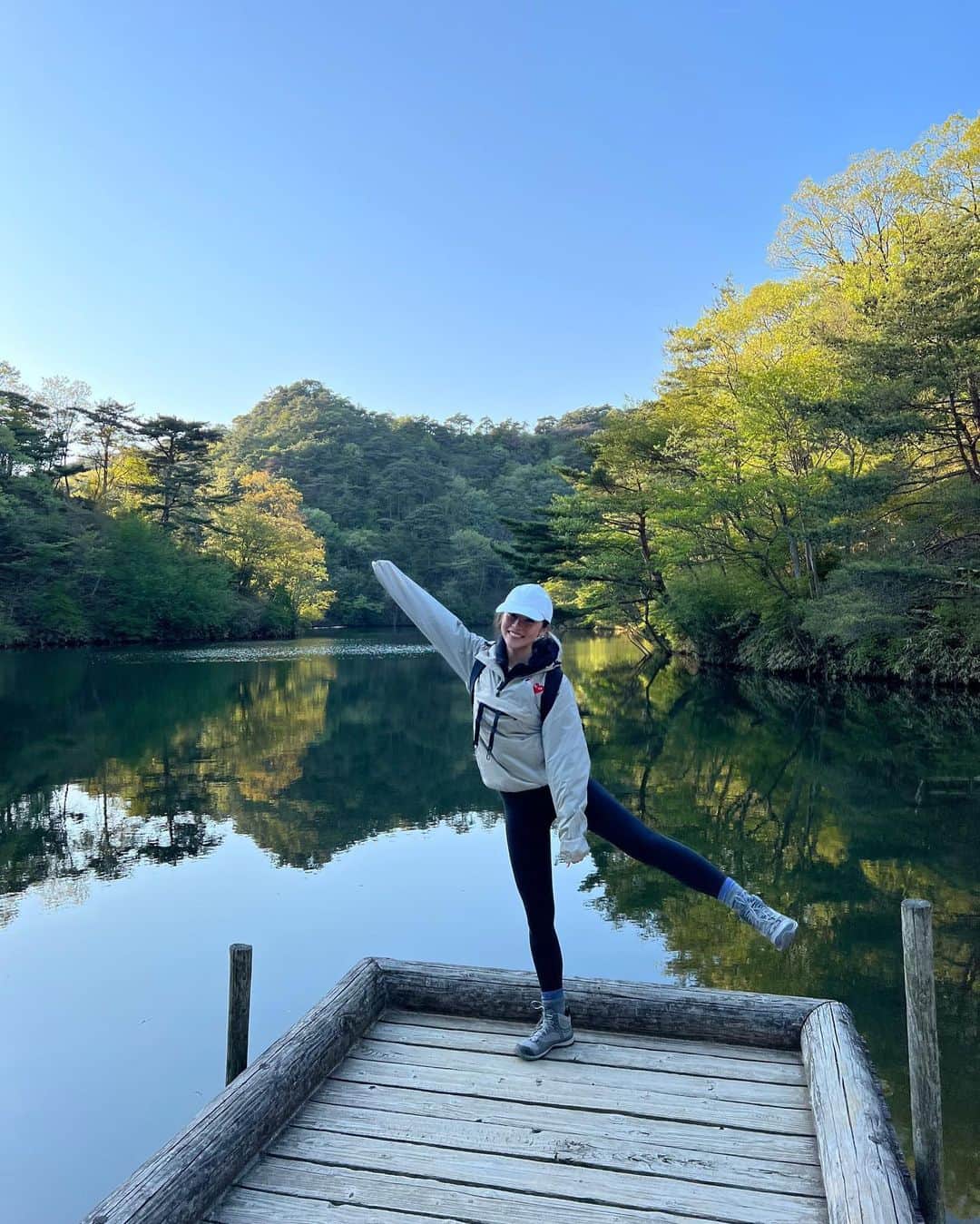 Risako Yamamotoさんのインスタグラム写真 - (Risako YamamotoInstagram)「2022年登山部開幕🥾 楽しかった♡  お山の景色を見ながら食べたおにぎりも美味しくて、サイクリングまで満喫🚲 ご褒美のソフトクリームも絶品でした😋🍦  今年は登山もレベルアップできるように、色んなお山を登りたい！♡  登山コーデのご質問をたくさんDM頂いたのでまとめました✍🏽 HOODIE/// #commedesgarcons × #kway  T-shirt/// #unoha LEGGING/// #lululemon BACKPACK/// #uniqlo  HIKING SHOES/// #KEEN  1番多かったリュックの質問！ ユニクロの2000円しなかったくらいのもの☺︎ 富士登山の時は登山用のリュックですが、サクッと行く時はこのユニクロリュックがmy定番です⛰🥾  #ハイキング #登山 #hiking #摩耶山 #摩耶山登山 #穂高湖 #登山コーデ」5月8日 23時52分 - risako_yamamoto