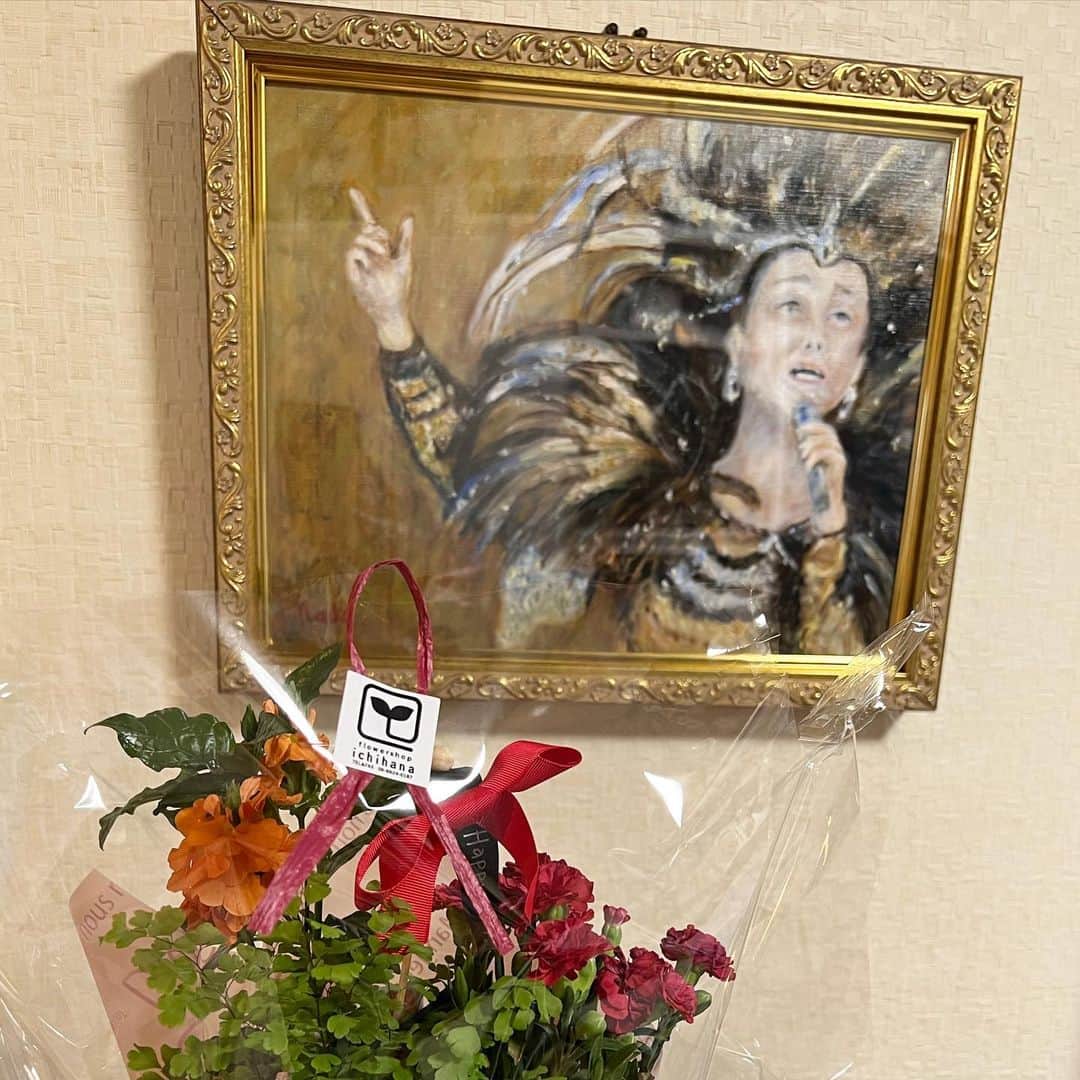 前田典子さんのインスタグラム写真 - (前田典子Instagram)「#母の日　🌹 #母の大好きな😍💕 #美空ひばり　さんの #油絵　を描いて  #額装 し #プレゼント 🎁 #喜んでくれた  描くの時間かかった 似顔絵って似せるのが とっても大変なんだけど 似てくると嬉しい😊 魂も入ってくる感じがする  #不死鳥#昭和の歌姫 #川の流れのように   #趣味#油絵🖼 #油彩6号  描いている過程はストーリーズの アーカイブを見てね❣️」5月9日 0時12分 - maenorichang
