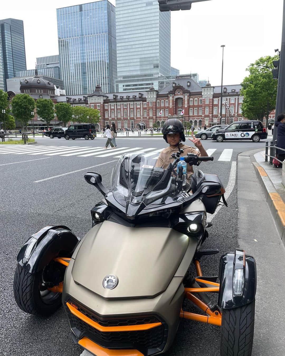 橋本志穂さんのインスタグラム写真 - (橋本志穂Instagram)「甥っ子が上京し、 ママが仕事してる間 1日預かることにー。  前回は雨だったので バイクに乗せてあげられなかったので、 今回はバイクで迎えに行き、 東京駅、皇居前、国会議事堂、、と 東京の美しい名所を回ってあげてたのですが 「原宿と渋谷行きたい」と。。  コロナ禍だし、 人混みは〜通るだけだよ と表参道走ってみたら 「キディランドがあったー。地球グミ売ってるんだ」と〜。  前々回はドンキ巡りして やっとイチゴグミ買えたけど 地球グミは売り切れてたし〜 キディランドで買えるなら。。。と  そりゃー 子供はそうだよねー😅  通るだけって納得してくれてたけど、 そんな控えめなところも可愛くて。。 せっかくだから地球グミくらい‼️ と ぐるりと回ってやっとこさ戻りました。 (一方通行やらUターン禁止やらで 近いのにグルグル回るしかなかったの)  パーキング枠もゲットできた❣️  キデイランドにはいってすぐ お店の人に聞いてみたら「売り切れです」って🤣  せっかく駐車枠にお金入れて停めたし、 5分で出庫って なんか悔しい〜 さて、どうしたもんかー  #バイク女子　#brp　#can-am #SPYDERF3 #シッターさん」5月9日 1時57分 - shihohashimoto3