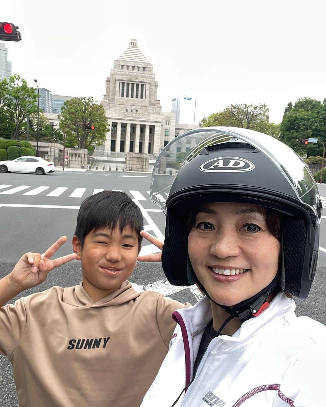 橋本志穂さんのインスタグラム写真 - (橋本志穂Instagram)「甥っ子が上京し、 ママが仕事してる間 1日預かることにー。  前回は雨だったので バイクに乗せてあげられなかったので、 今回はバイクで迎えに行き、 東京駅、皇居前、国会議事堂、、と 東京の美しい名所を回ってあげてたのですが 「原宿と渋谷行きたい」と。。  コロナ禍だし、 人混みは〜通るだけだよ と表参道走ってみたら 「キディランドがあったー。地球グミ売ってるんだ」と〜。  前々回はドンキ巡りして やっとイチゴグミ買えたけど 地球グミは売り切れてたし〜 キディランドで買えるなら。。。と  そりゃー 子供はそうだよねー😅  通るだけって納得してくれてたけど、 そんな控えめなところも可愛くて。。 せっかくだから地球グミくらい‼️ と ぐるりと回ってやっとこさ戻りました。 (一方通行やらUターン禁止やらで 近いのにグルグル回るしかなかったの)  パーキング枠もゲットできた❣️  キデイランドにはいってすぐ お店の人に聞いてみたら「売り切れです」って🤣  せっかく駐車枠にお金入れて停めたし、 5分で出庫って なんか悔しい〜 さて、どうしたもんかー  #バイク女子　#brp　#can-am #SPYDERF3 #シッターさん」5月9日 1時57分 - shihohashimoto3