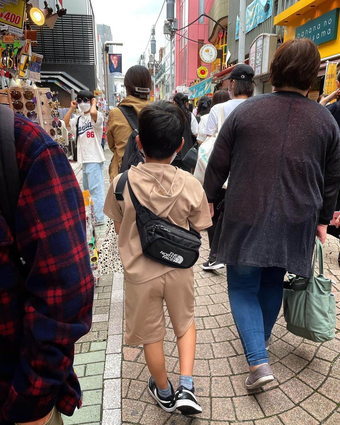 橋本志穂さんのインスタグラム写真 - (橋本志穂Instagram)「そんなわけで、、 せっかく駐車場も停めたし、 どうしょーかねー？とキディランド出て歩いてたら ケンが大好きなラーメン屋さん発見❣️  家に帰宅してホットサンド〜という準備はしていたけど せっかくだし原宿ランチでもするかー^_^  山頭火ってお店で 二人でラーメン食べました。  #原宿 #シッター 甥っ子と楽しいデートです」5月9日 2時10分 - shihohashimoto3
