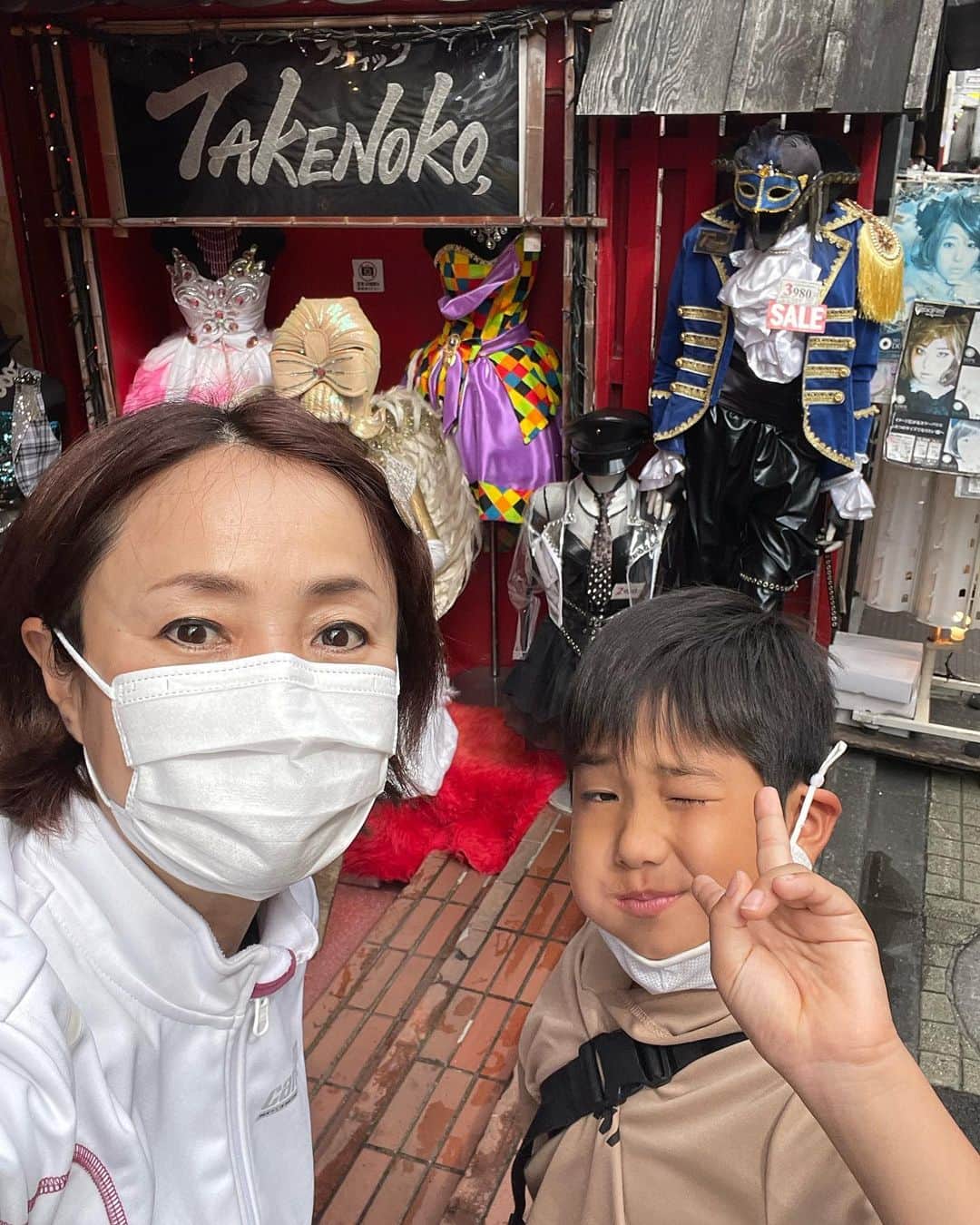 橋本志穂さんのインスタグラム写真 - (橋本志穂Instagram)「そんなわけで、、 せっかく駐車場も停めたし、 どうしょーかねー？とキディランド出て歩いてたら ケンが大好きなラーメン屋さん発見❣️  家に帰宅してホットサンド〜という準備はしていたけど せっかくだし原宿ランチでもするかー^_^  山頭火ってお店で 二人でラーメン食べました。  #原宿 #シッター 甥っ子と楽しいデートです」5月9日 2時10分 - shihohashimoto3