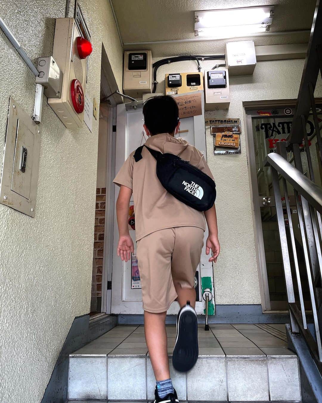橋本志穂さんのインスタグラム写真 - (橋本志穂Instagram)「そんなわけで、、 せっかく駐車場も停めたし、 どうしょーかねー？とキディランド出て歩いてたら ケンが大好きなラーメン屋さん発見❣️  家に帰宅してホットサンド〜という準備はしていたけど せっかくだし原宿ランチでもするかー^_^  山頭火ってお店で 二人でラーメン食べました。  #原宿 #シッター 甥っ子と楽しいデートです」5月9日 2時10分 - shihohashimoto3