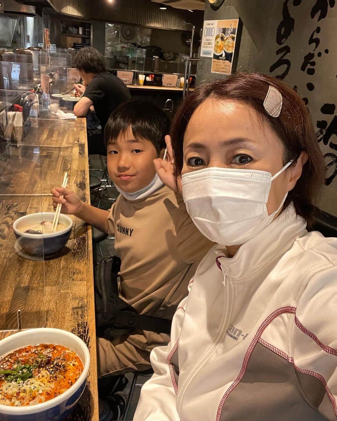 橋本志穂さんのインスタグラム写真 - (橋本志穂Instagram)「そんなわけで、、 せっかく駐車場も停めたし、 どうしょーかねー？とキディランド出て歩いてたら ケンが大好きなラーメン屋さん発見❣️  家に帰宅してホットサンド〜という準備はしていたけど せっかくだし原宿ランチでもするかー^_^  山頭火ってお店で 二人でラーメン食べました。  #原宿 #シッター 甥っ子と楽しいデートです」5月9日 2時10分 - shihohashimoto3