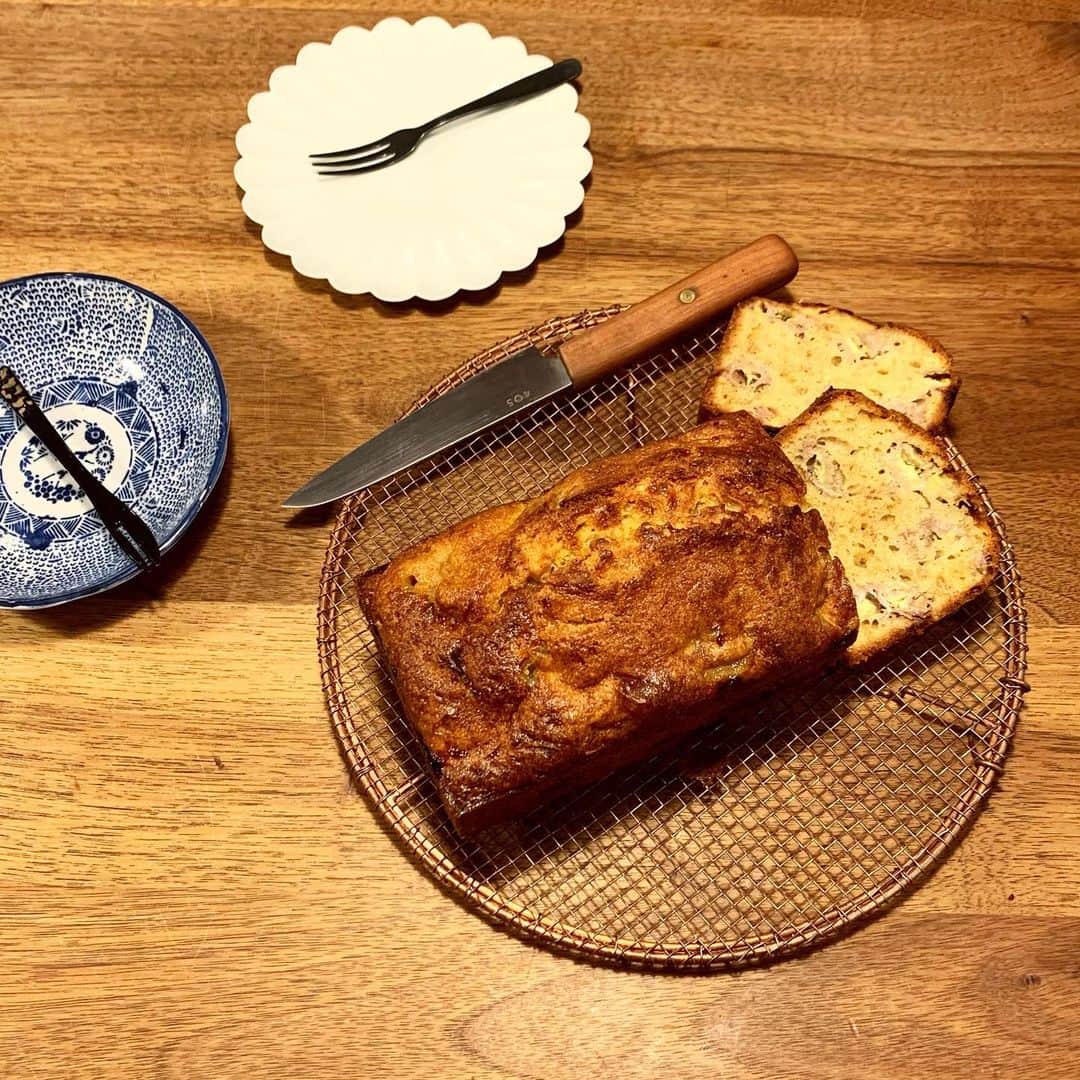 安田美沙子さんのインスタグラム写真 - (安田美沙子Instagram)「旅から帰り。。  バナナ🍌の熟成度に驚愕して。。  速攻バナナケーキにしました🤣  にいにいに混ぜてもらって 全粒粉、オリーブオイルでバターなしバナナケーキ。  しかもバナナ3本✨  朝ごはんに食べてきました。 長男がせっせとお皿とフォークを準備。  ボクが作ったんだよって☺️ さっぱりして美味しかった！  #bananacake #banana #みさこクッキング  #息子クッキング #fourofive #パジャマクッキング #バナナ」5月9日 9時54分 - yasuda_misako