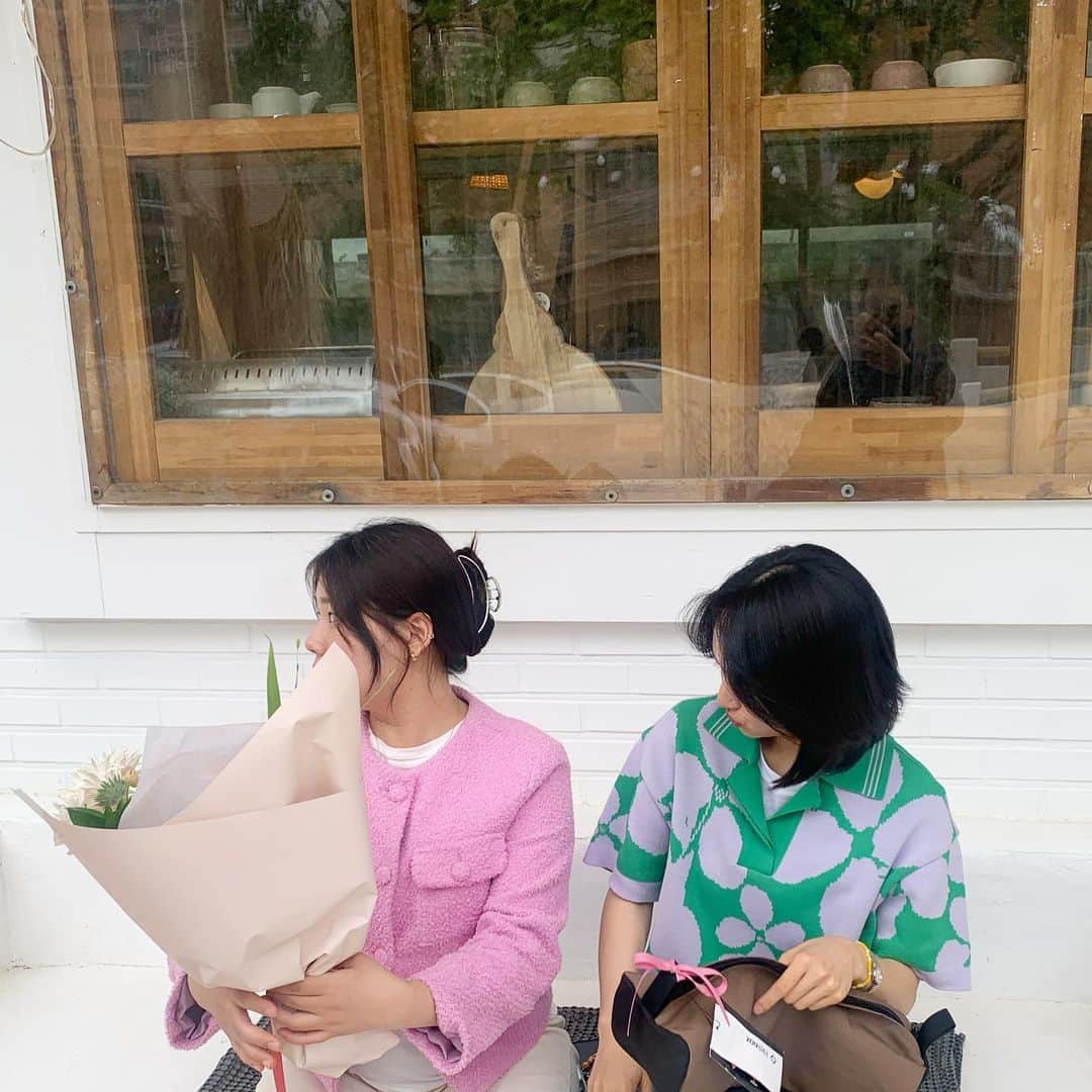 ウォン・ジナさんのインスタグラム写真 - (ウォン・ジナInstagram)「🌿👕💐🪑☁️☕️」5月9日 10時12分 - j0i3n2a9