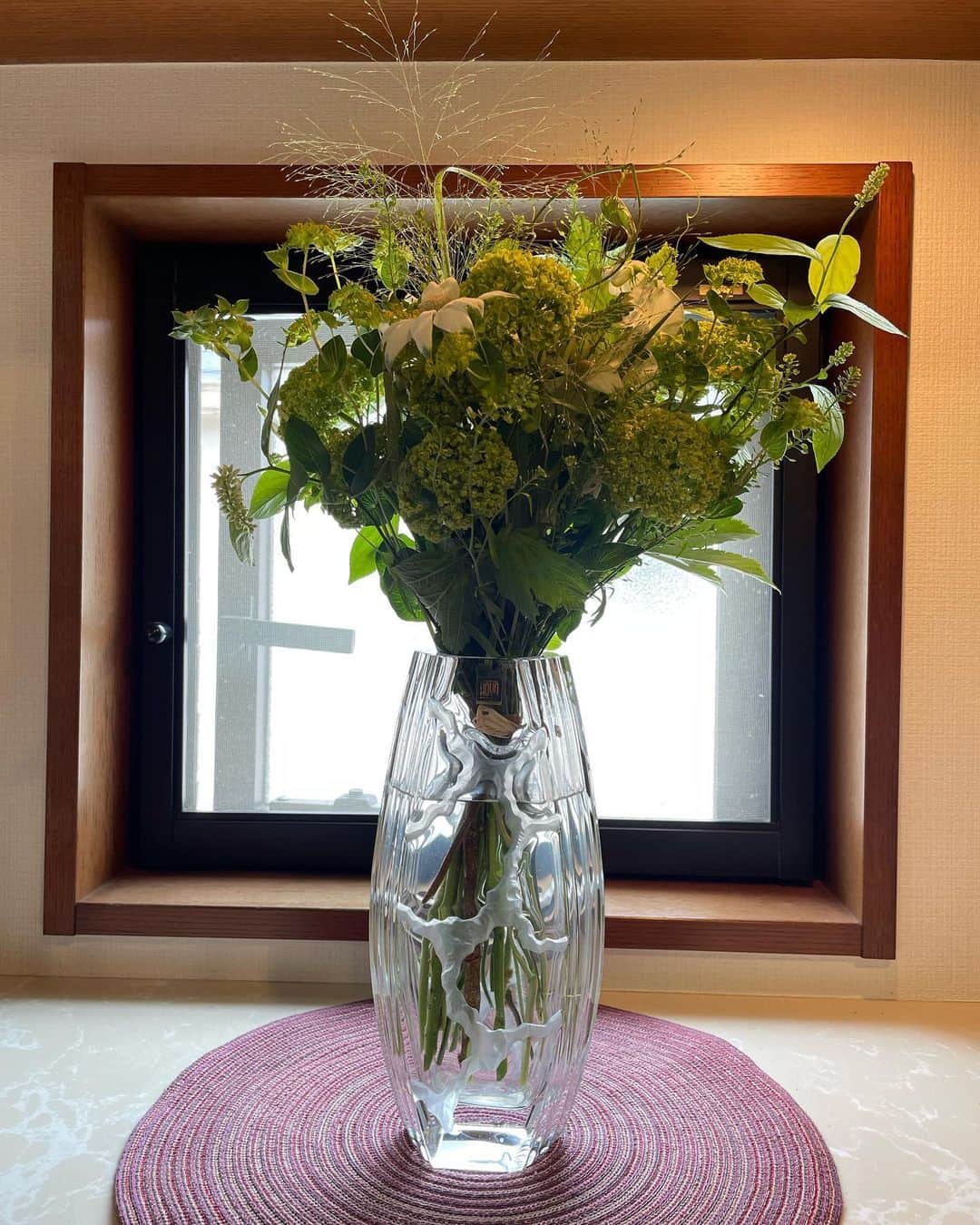 中岡由佳さんのインスタグラム写真 - (中岡由佳Instagram)「Minaからのお花はリビングに、Ryutoからのお花は玄関に飾りました。緑と白でとても素敵🌿お花を束ねて下さったお姉さん方も癒しの笑顔✨ #kusakanmuri」5月9日 11時05分 - yuka_nakaoka