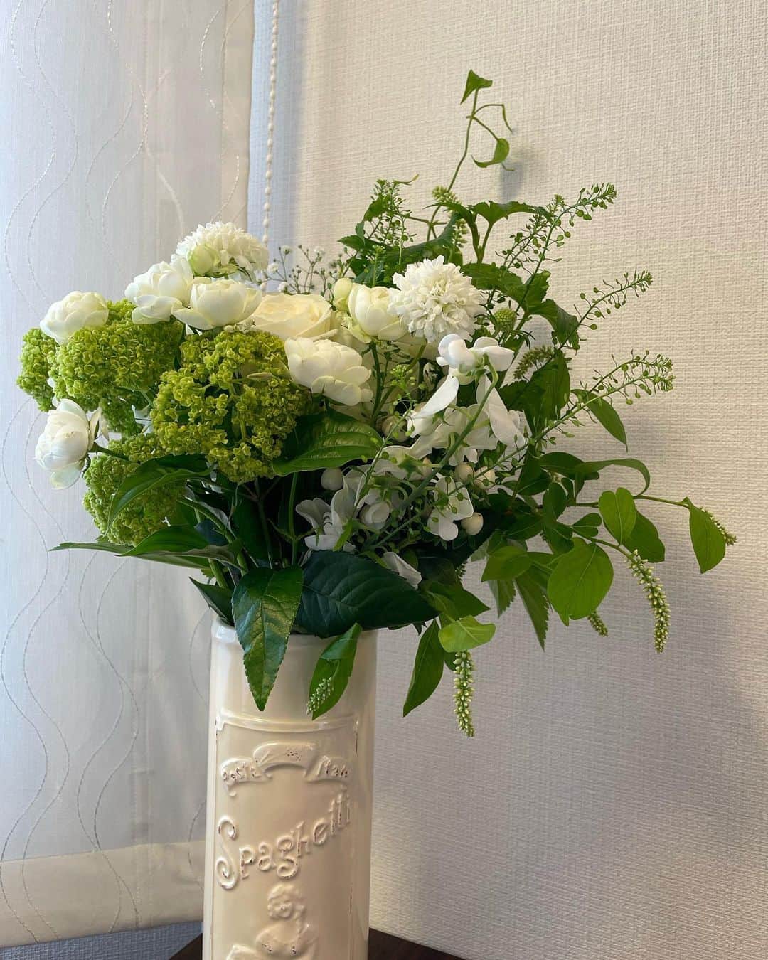 中岡由佳さんのインスタグラム写真 - (中岡由佳Instagram)「Minaからのお花はリビングに、Ryutoからのお花は玄関に飾りました。緑と白でとても素敵🌿お花を束ねて下さったお姉さん方も癒しの笑顔✨ #kusakanmuri」5月9日 11時05分 - yuka_nakaoka