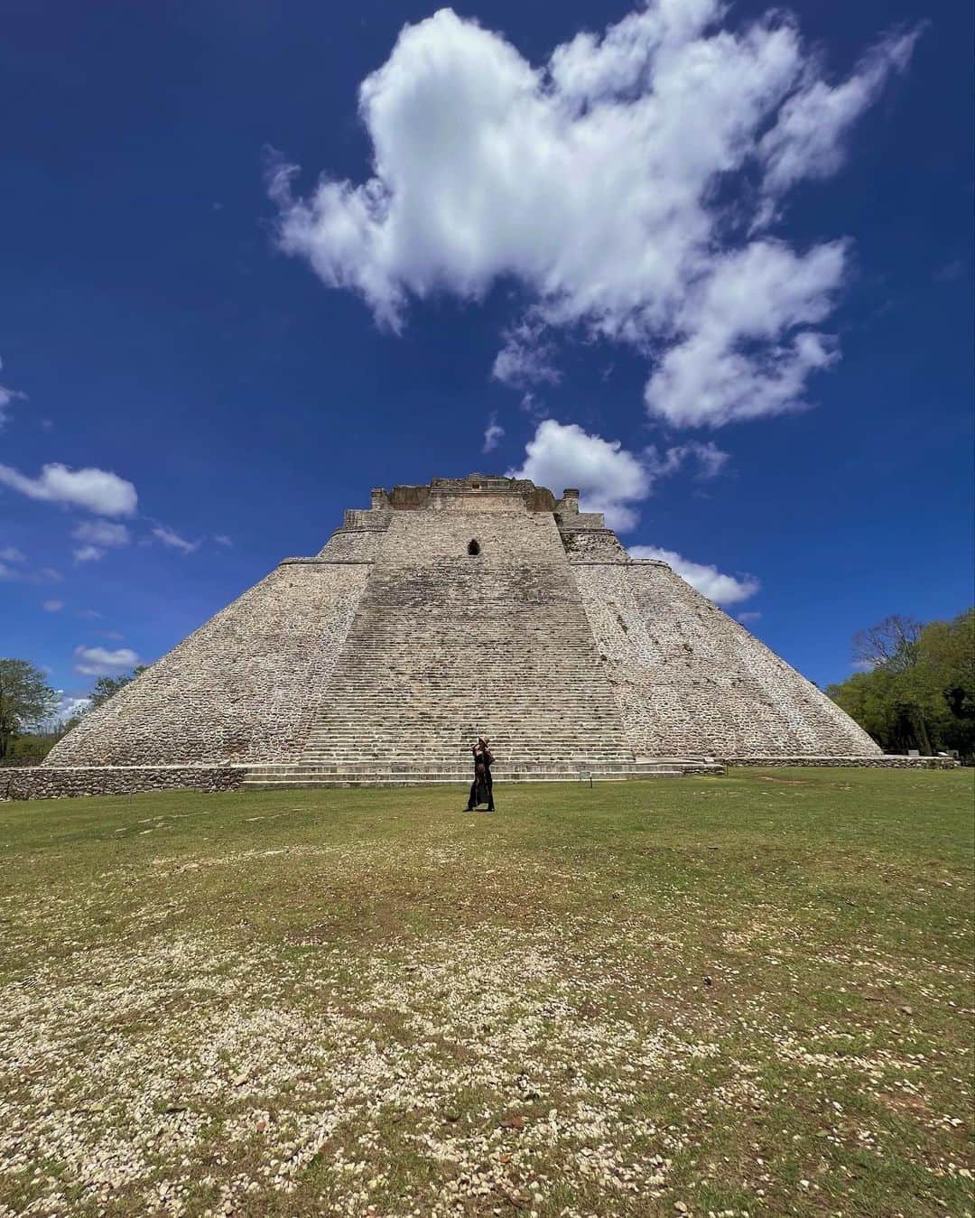 荒木さやかさんのインスタグラム写真 - (荒木さやかInstagram)「" ▲ " これは今まで見たなかで1番個人的に好みだったウシュマル遺跡❣️ 魔法使いのピラミッドと言われていて、メキシコ、ユカタン州にあるマヤ文明の遺跡、そして世界遺産♡ マヤの歴史に虜な私🤍 歴史とはホントに深い。 うーん。 ピラミッド行きすぎじゃない？笑 ※ちなみに気球から見たピラミッドとは別ですw #Uxmal #pyramid #ウシュマル遺跡 #世界遺産 #Mexico」5月9日 11時36分 - araki_sayaka