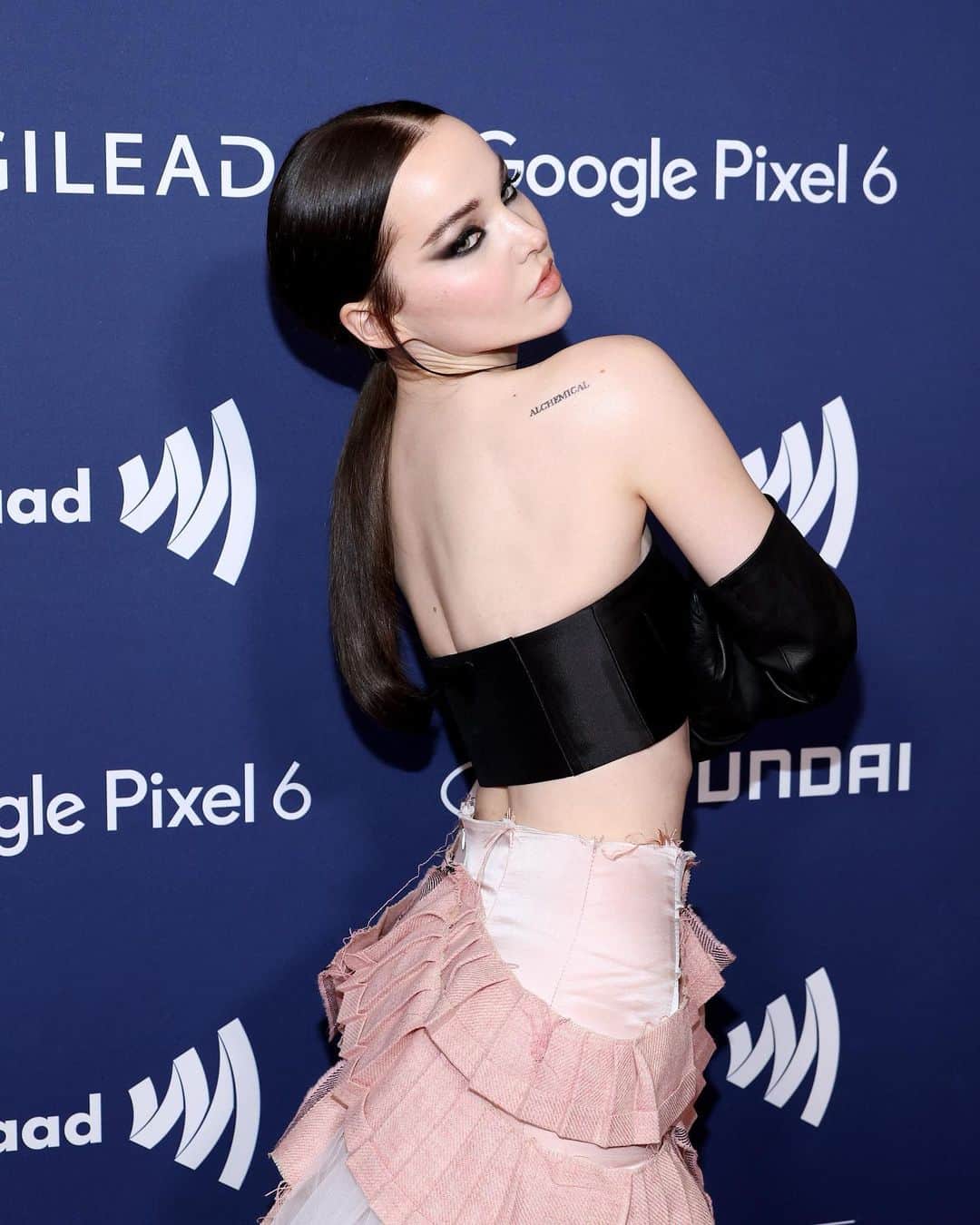 ダヴ・キャメロンさんのインスタグラム写真 - (ダヴ・キャメロンInstagram)「what an incredible evening and deep deep honor it was to open the glaad awards this past weekend. i feel so privileged to have performed my little queer song in the presence of some of the people that i admire most in the whole world. to be surrounded by community in the center of new york city in times as tumultuous as these, to celebrate the lives, the work, resilience and indomitable shine of the LGBTQ community and the work that @glaad does!!! my heart could burst」5月9日 11時47分 - dovecameron