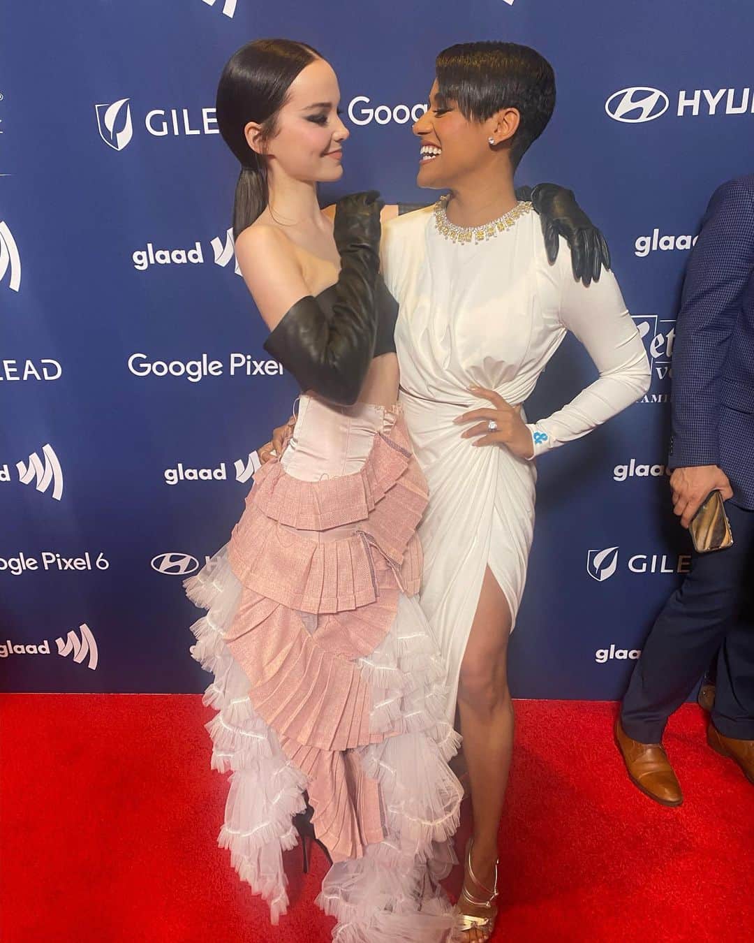 ダヴ・キャメロンさんのインスタグラム写真 - (ダヴ・キャメロンInstagram)「what an incredible evening and deep deep honor it was to open the glaad awards this past weekend. i feel so privileged to have performed my little queer song in the presence of some of the people that i admire most in the whole world. to be surrounded by community in the center of new york city in times as tumultuous as these, to celebrate the lives, the work, resilience and indomitable shine of the LGBTQ community and the work that @glaad does!!! my heart could burst」5月9日 11時47分 - dovecameron