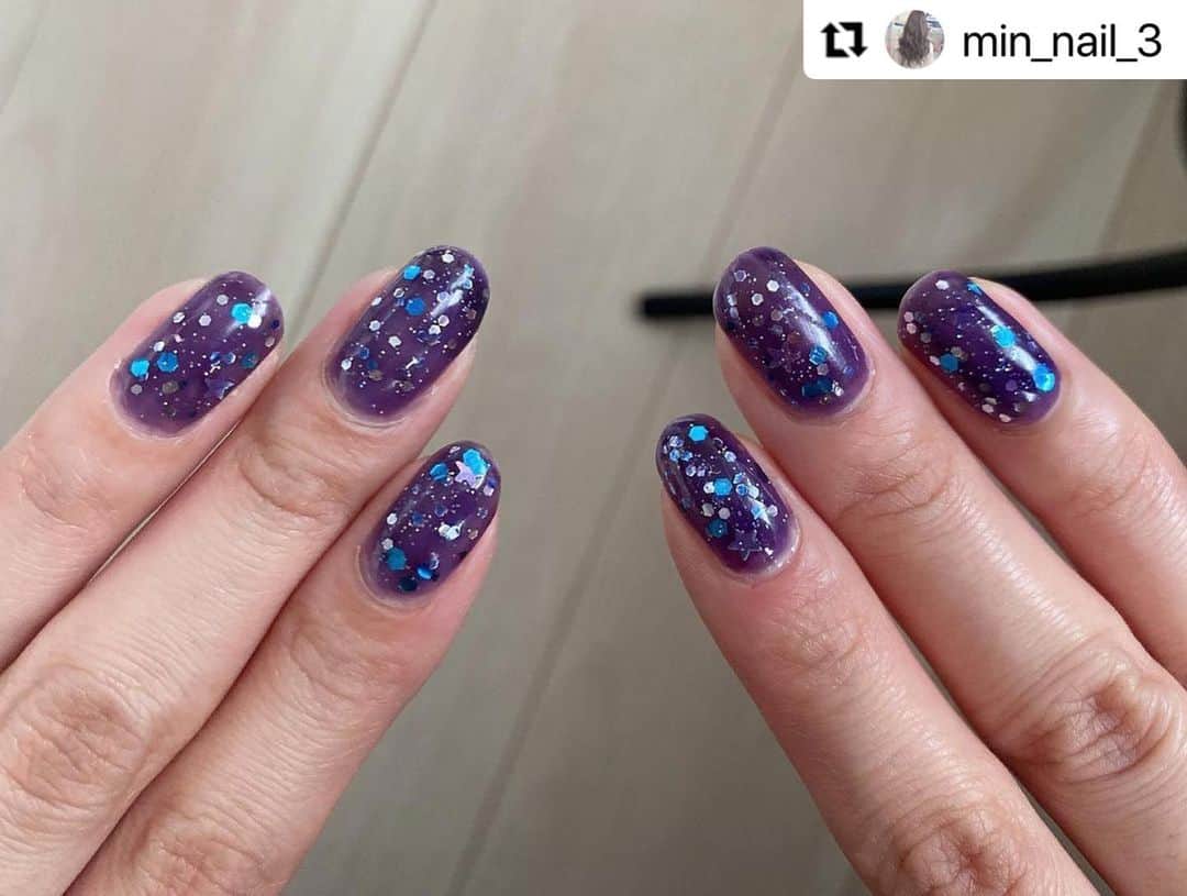 【PLANET NAIL（プラネット ネイル）】公式さんのインスタグラム写真 - (【PLANET NAIL（プラネット ネイル）】公式Instagram)「@min_nail_3 さん PLB29 捻じ曲げられた宇宙 を使用したネイルアレンジのご紹介ありがとうございます💅💙 #planet_jp ・ #Repost @min_nail_3 with @make_repost ・・・ . #パープルネイル 💜🤍  久しぶりにがっつりラメラメ〜な ネイルしたくなった結果 この仕上がりになりました🤣  ネイル自由な会社だからって アラサーですが攻めすぎたかな？笑  ロムアンドの #ムードプペルネイル  08を2度塗りしてから @planet.jp さんから以前頂いた 29 #捻じ曲げられた宇宙 を ひたすら乗せまくったよ🌎✨  このザクザクラメの中に 星型のラメがシルバーとパープル 2種類入ってるのがめっちゃ可愛い！ ベースカラーと同じだから パープルの星型ラメ分かりづらいけど😓  夏に入ったらもう少し ラメ系ポリッシュ集めたいなぁ٩( ᐛ )و  #ネイル #ネイルアート #ママネイル #ただの趣味  #ポリッシュ派 #セルフネイル部 #セルフネイル  #ポリッシュネイル  #trillネイル  #夏ネイル  #セルフネイラー #セルフネイラーさんと繋がりたい  #プラネットネイル #planetnail  #ラメネイル」5月9日 11時50分 - planet.jp