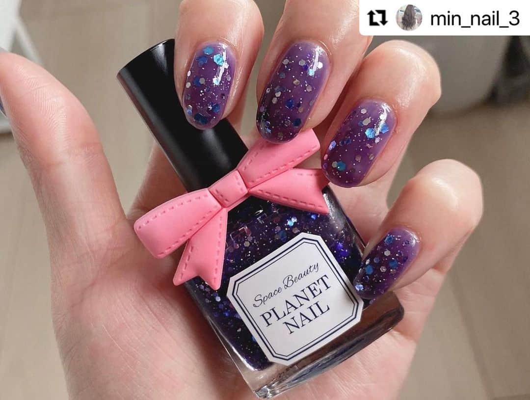 【PLANET NAIL（プラネット ネイル）】公式さんのインスタグラム写真 - (【PLANET NAIL（プラネット ネイル）】公式Instagram)「@min_nail_3 さん PLB29 捻じ曲げられた宇宙 を使用したネイルアレンジのご紹介ありがとうございます💅💙 #planet_jp ・ #Repost @min_nail_3 with @make_repost ・・・ . #パープルネイル 💜🤍  久しぶりにがっつりラメラメ〜な ネイルしたくなった結果 この仕上がりになりました🤣  ネイル自由な会社だからって アラサーですが攻めすぎたかな？笑  ロムアンドの #ムードプペルネイル  08を2度塗りしてから @planet.jp さんから以前頂いた 29 #捻じ曲げられた宇宙 を ひたすら乗せまくったよ🌎✨  このザクザクラメの中に 星型のラメがシルバーとパープル 2種類入ってるのがめっちゃ可愛い！ ベースカラーと同じだから パープルの星型ラメ分かりづらいけど😓  夏に入ったらもう少し ラメ系ポリッシュ集めたいなぁ٩( ᐛ )و  #ネイル #ネイルアート #ママネイル #ただの趣味  #ポリッシュ派 #セルフネイル部 #セルフネイル  #ポリッシュネイル  #trillネイル  #夏ネイル  #セルフネイラー #セルフネイラーさんと繋がりたい  #プラネットネイル #planetnail  #ラメネイル」5月9日 11時50分 - planet.jp
