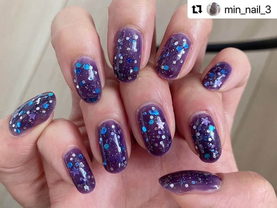 【PLANET NAIL（プラネット ネイル）】公式さんのインスタグラム写真 - (【PLANET NAIL（プラネット ネイル）】公式Instagram)「@min_nail_3 さん PLB29 捻じ曲げられた宇宙 を使用したネイルアレンジのご紹介ありがとうございます💅💙 #planet_jp ・ #Repost @min_nail_3 with @make_repost ・・・ . #パープルネイル 💜🤍  久しぶりにがっつりラメラメ〜な ネイルしたくなった結果 この仕上がりになりました🤣  ネイル自由な会社だからって アラサーですが攻めすぎたかな？笑  ロムアンドの #ムードプペルネイル  08を2度塗りしてから @planet.jp さんから以前頂いた 29 #捻じ曲げられた宇宙 を ひたすら乗せまくったよ🌎✨  このザクザクラメの中に 星型のラメがシルバーとパープル 2種類入ってるのがめっちゃ可愛い！ ベースカラーと同じだから パープルの星型ラメ分かりづらいけど😓  夏に入ったらもう少し ラメ系ポリッシュ集めたいなぁ٩( ᐛ )و  #ネイル #ネイルアート #ママネイル #ただの趣味  #ポリッシュ派 #セルフネイル部 #セルフネイル  #ポリッシュネイル  #trillネイル  #夏ネイル  #セルフネイラー #セルフネイラーさんと繋がりたい  #プラネットネイル #planetnail  #ラメネイル」5月9日 11時50分 - planet.jp