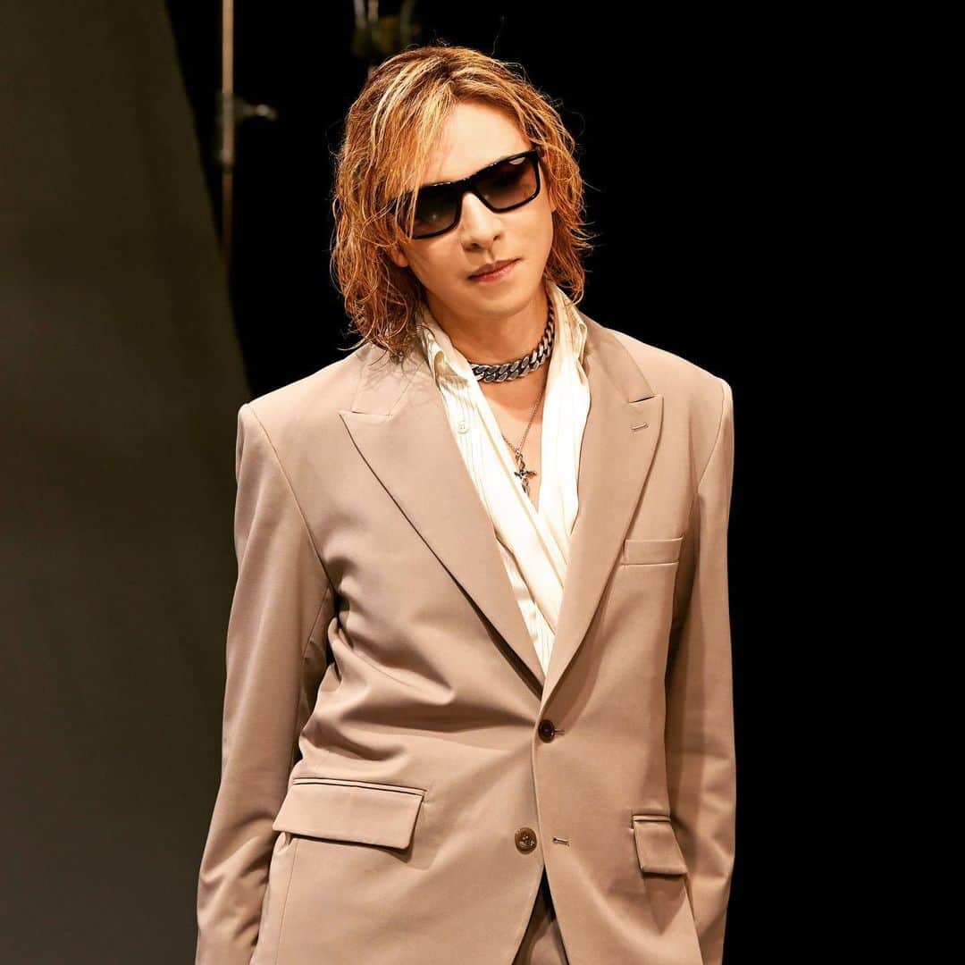 YOSHIKIさんのインスタグラム写真 - (YOSHIKIInstagram)「I'll be on Fashionable xxxx TV on May 15th 10pm　 Check it out! 日テレ【おしゃれクリップ】に出演する。５月１５日（日）よる１０時放送。観てね！  Yoshiki  Trailer https://www.youtube.com/watch?v=0V4IOHsr6_U  #yoshiki #xjapan #hyde #おしゃれクリップ #山崎育三郎 #井桁弘恵 #日テレ #fashion #fashionable #ntv」5月9日 13時06分 - yoshikiofficial