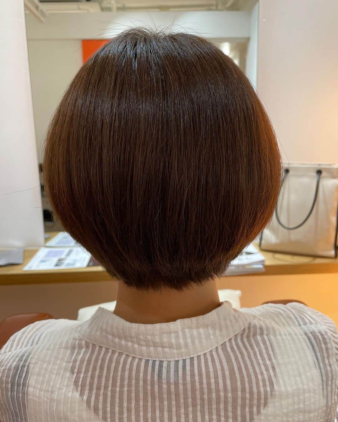 藤崎奈々子さんのインスタグラム写真 - (藤崎奈々子Instagram)「ちょっと前のある日 @mamimori8 ちゃんのヘアケアの投稿で、髪があまりにも綺麗になっているのを見て紹介してもらった @spinhairworks へ ・ こちらは、酸化し老化したダメージヘアを水素と熱の力で酸化還元させて、髪内部の水分保湿を行うヘアトリートメントなのだそう。 ほうほう…ちょっと難しいけど老化した髪の内部を水分保湿して若返りをしてくれるという事ねと自分なりに解釈 サロンのスタッフさんが丁寧に丁寧にトリートメントをしてくれます。 トリートメントだけでもツヤツヤだーと満足していたけど、熱を加えだしたらさらにピカピカ(3枚目) 室内なのにこの天使の輪！ 4枚目のトリートメント前との差が凄い！ ・ ホームケアも大切らしく H2 onest treatmentとパウダーでケアしながらH2 onest straight heat brush で梳かすだけで、サラサラなうねりのない髪をキープできてます。 若い時と髪質が変わってきたと思っていたら、老化だったのね…トホホ… ・ まみちゃん素晴らしい美容情報ありがとう！ ・ #h2onest#水素トリートメント #スピンヘアワークス#銀座」5月9日 13時32分 - nanakofujisaki