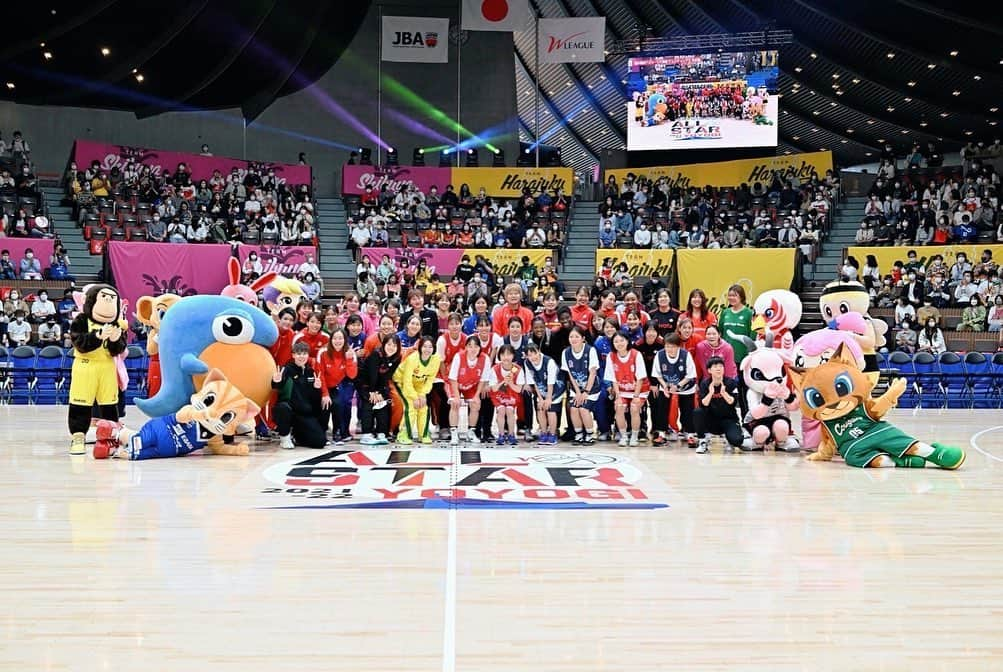 迫田さおりさんのインスタグラム写真 - (迫田さおりInstagram)「・ Wリーグオールスター2021-22🏀 ・ すごい経験をさせていただきました😆✨ 楽しすぎたーぁ🏀🏀🏀 ありがとうございました! ・ テレビで応援していた他競技の選手の皆さんにも会えて幸せいっぱいです🥺✨ ・ Wリーグの選手の方とも写真を撮っていただいたので、また投稿しますね🤩🙌 ・ それにしてもバスケットボールの人気ってすごいなぁ😳‼︎ ・ ・ #Wリーグオールスター #バスケットボール  #シューティング王決定戦 #青木愛 さん　#アーティスティックスイミング  #栗原文音 さん　#バドミントン  #入江聖奈 さん　#ボクシング #高木菜那 さん　#スピードスケート  #寺本明日香 さん　#体操 #宮間あや さん　#サッカー #冨田せな 選手　#スノーボードハーフパイプ #冨田るき 選手　#スノーボードハーフパイプ」5月9日 17時59分 - saori.rio