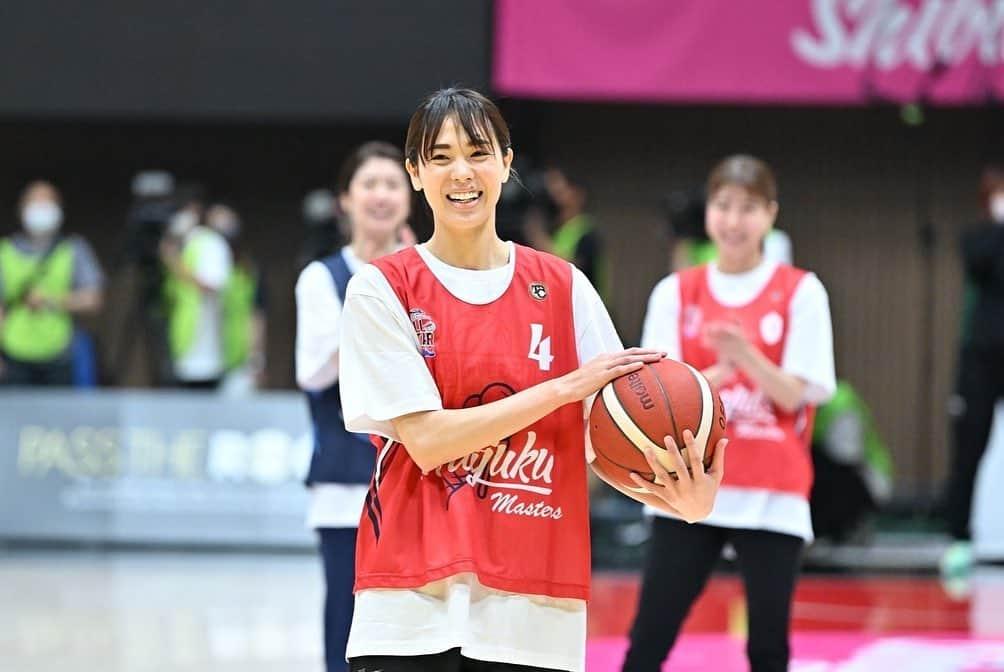 迫田さおりさんのインスタグラム写真 - (迫田さおりInstagram)「・ Wリーグオールスター2021-22🏀 ・ すごい経験をさせていただきました😆✨ 楽しすぎたーぁ🏀🏀🏀 ありがとうございました! ・ テレビで応援していた他競技の選手の皆さんにも会えて幸せいっぱいです🥺✨ ・ Wリーグの選手の方とも写真を撮っていただいたので、また投稿しますね🤩🙌 ・ それにしてもバスケットボールの人気ってすごいなぁ😳‼︎ ・ ・ #Wリーグオールスター #バスケットボール  #シューティング王決定戦 #青木愛 さん　#アーティスティックスイミング  #栗原文音 さん　#バドミントン  #入江聖奈 さん　#ボクシング #高木菜那 さん　#スピードスケート  #寺本明日香 さん　#体操 #宮間あや さん　#サッカー #冨田せな 選手　#スノーボードハーフパイプ #冨田るき 選手　#スノーボードハーフパイプ」5月9日 17時59分 - saori.rio