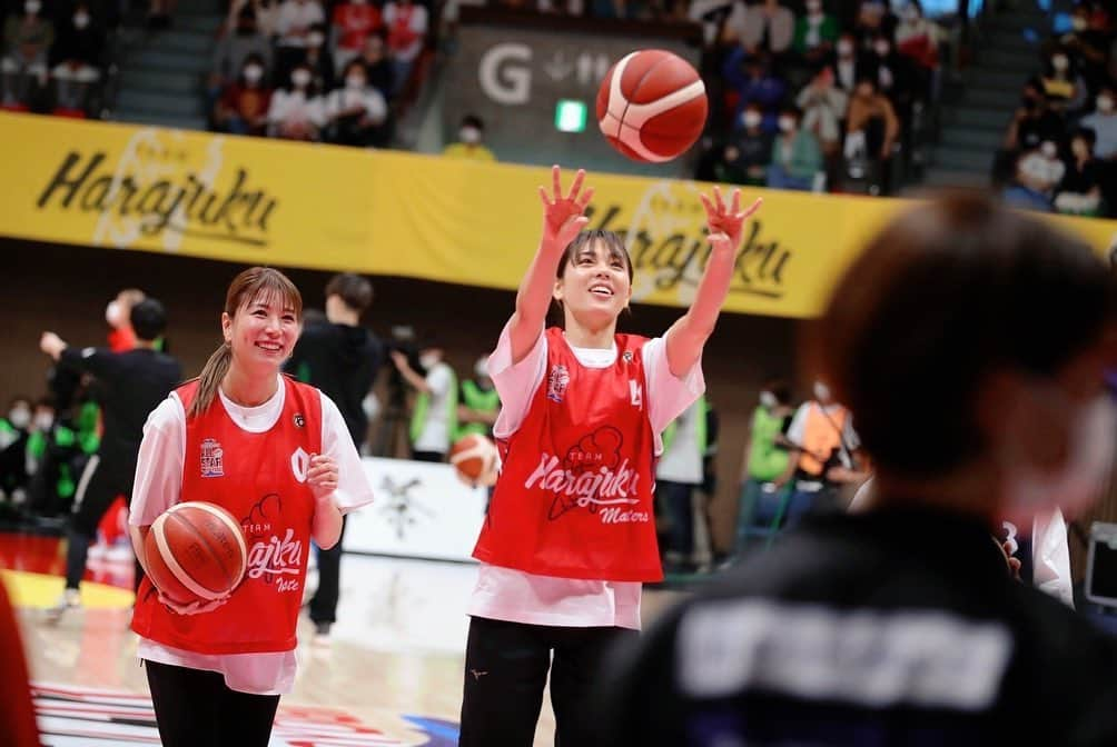 迫田さおりさんのインスタグラム写真 - (迫田さおりInstagram)「・ Wリーグオールスター2021-22🏀 ・ すごい経験をさせていただきました😆✨ 楽しすぎたーぁ🏀🏀🏀 ありがとうございました! ・ テレビで応援していた他競技の選手の皆さんにも会えて幸せいっぱいです🥺✨ ・ Wリーグの選手の方とも写真を撮っていただいたので、また投稿しますね🤩🙌 ・ それにしてもバスケットボールの人気ってすごいなぁ😳‼︎ ・ ・ #Wリーグオールスター #バスケットボール  #シューティング王決定戦 #青木愛 さん　#アーティスティックスイミング  #栗原文音 さん　#バドミントン  #入江聖奈 さん　#ボクシング #高木菜那 さん　#スピードスケート  #寺本明日香 さん　#体操 #宮間あや さん　#サッカー #冨田せな 選手　#スノーボードハーフパイプ #冨田るき 選手　#スノーボードハーフパイプ」5月9日 17時59分 - saori.rio