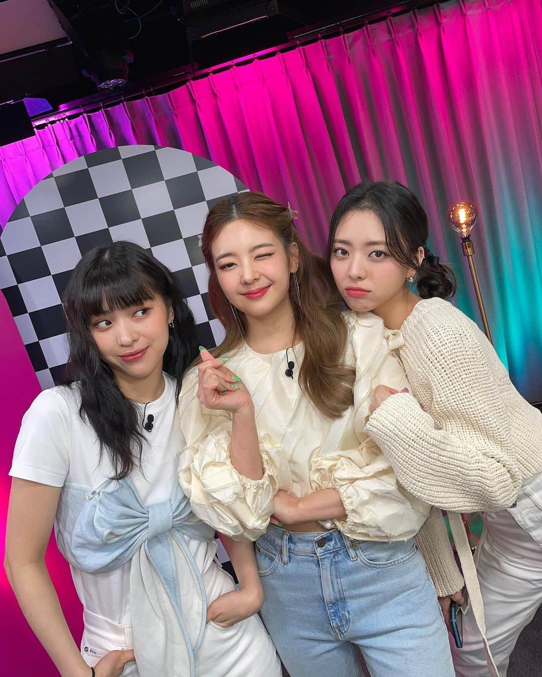 ITZYさんのインスタグラム写真 - (ITZYInstagram)「✨빈틈있지2 EP.01 Special Behind Photo✨」5月9日 18時00分 - itzy.all.in.us