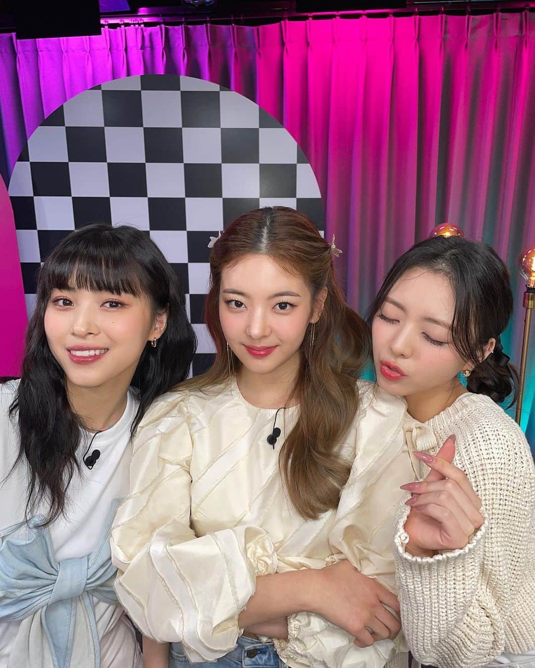 ITZYさんのインスタグラム写真 - (ITZYInstagram)「✨빈틈있지2 EP.01 Special Behind Photo✨」5月9日 18時00分 - itzy.all.in.us