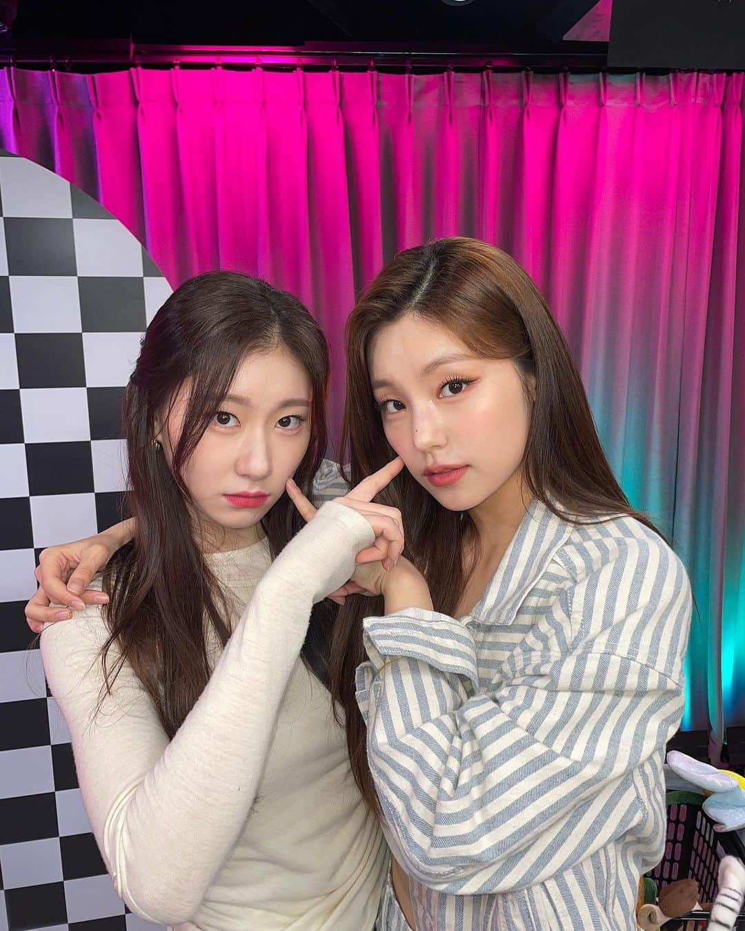 ITZYさんのインスタグラム写真 - (ITZYInstagram)「✨빈틈있지2 EP.01 Special Behind Photo✨」5月9日 18時00分 - itzy.all.in.us