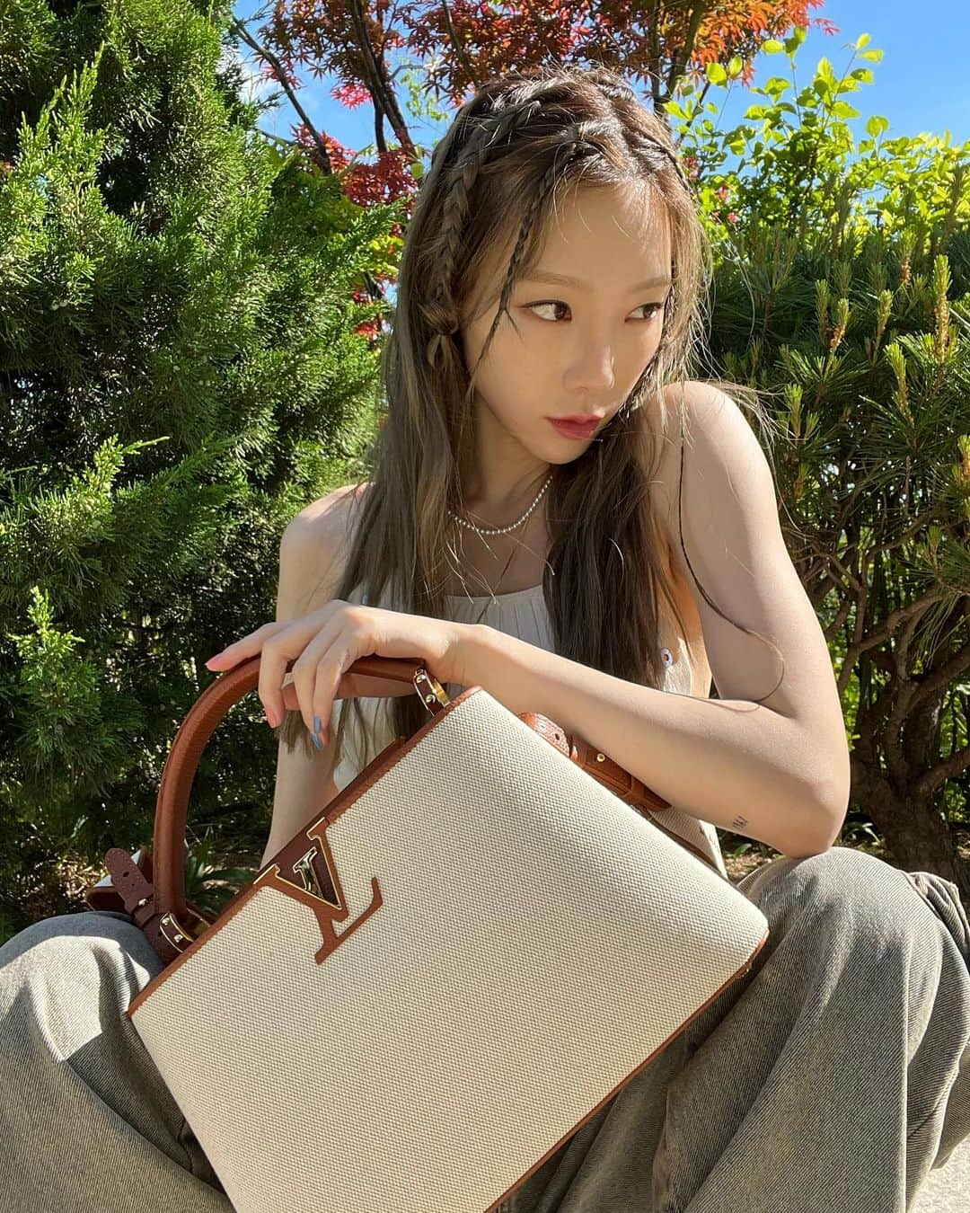 テヨン さんのインスタグラム写真 - (テヨン Instagram)「🪶🤍 @louisvuitton #광고 #capucines」5月9日 19時17分 - taeyeon_ss