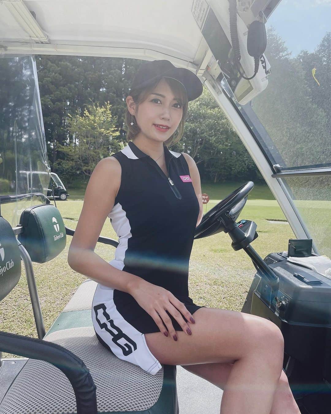 ISHIIYUKIKOさんのインスタグラム写真 - (ISHIIYUKIKOInstagram)「ワンピース可愛いー❤️ @cpggolf_official   スリットがちょいセクシー😛 しかも動きやすい♡  夏はワンピース可愛いよね🌸  #ゴルフ #ゴルフ女子 #golf #golfgirls  #골프 #골프스타그램  #高尔夫 #golfswing  #韓国スタイル #ゴルフウェア #ゴルフコーデ #ゴルフアパレル　#シーピージー #cpg」5月9日 19時28分 - ishii_yukiko