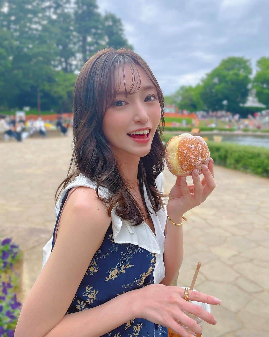 引地裕美さんのインスタグラム写真 - (引地裕美Instagram)「一番食べたかったもの。❤️  @parkstore_cafethesunliveshere の ジャリジャリドーナツ🍩 (命名:私♡笑)  外側に砂糖がたーーーっぷりついてて、 食べたらジャリジャリ音がしそうなカロリー爆弾ドーナツ🥹🫶🏻💕💕  期間限定のいちご味も出てて 即決🍓🍓🍓 1つ¥500でめちゃくちゃ大きいドーナツ🐄🧺💕  世田谷公園の横だから公園でドーナツ食べたんだけど、 とことん平和な世界だったよ🕊♡♡♡  #ドーナツ #parkstore #cafethesunliveshere  #世田谷カフェ  #引地裕美 #モデル #rq #レースクイーン #UMine #jpn #일본 #みんちゃんカフェ巡り  #ゆうみ服 #오오티디　 #얼스타그램 #照片 #粉我  #패션스타그램 #데일리코디 #패션 #时装 #셀카」5月9日 19時30分 - yuumihikichi