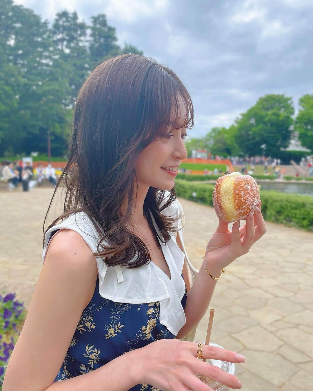 引地裕美さんのインスタグラム写真 - (引地裕美Instagram)「一番食べたかったもの。❤️  @parkstore_cafethesunliveshere の ジャリジャリドーナツ🍩 (命名:私♡笑)  外側に砂糖がたーーーっぷりついてて、 食べたらジャリジャリ音がしそうなカロリー爆弾ドーナツ🥹🫶🏻💕💕  期間限定のいちご味も出てて 即決🍓🍓🍓 1つ¥500でめちゃくちゃ大きいドーナツ🐄🧺💕  世田谷公園の横だから公園でドーナツ食べたんだけど、 とことん平和な世界だったよ🕊♡♡♡  #ドーナツ #parkstore #cafethesunliveshere  #世田谷カフェ  #引地裕美 #モデル #rq #レースクイーン #UMine #jpn #일본 #みんちゃんカフェ巡り  #ゆうみ服 #오오티디　 #얼스타그램 #照片 #粉我  #패션스타그램 #데일리코디 #패션 #时装 #셀카」5月9日 19時30分 - yuumihikichi