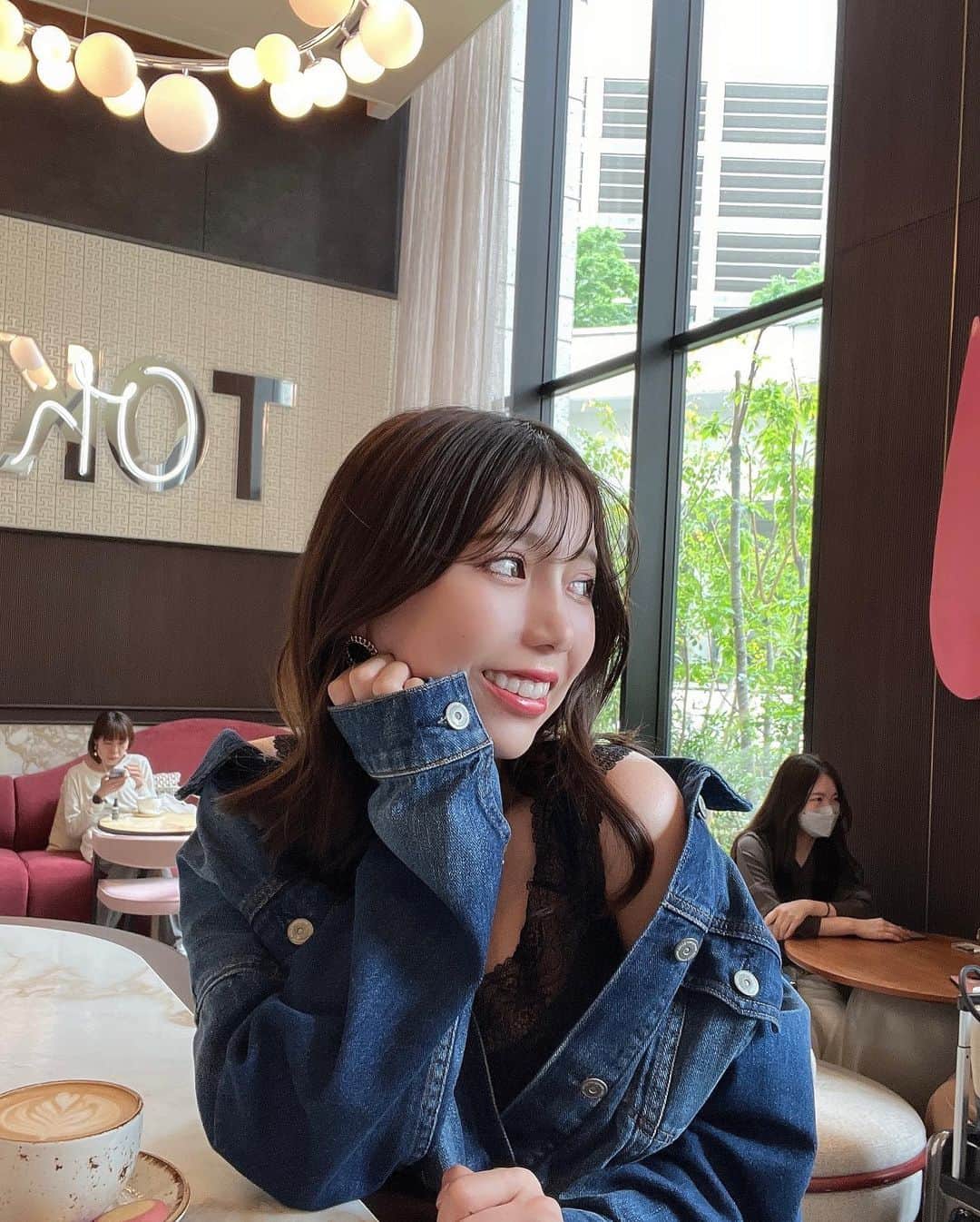 NAOさんのインスタグラム写真 - (NAOInstagram)「📍『The Jones Cafe&Bar』東京都新宿区西新宿　キンプトン新宿1階  ホテルの1階のオシャレカフェでゆったりブランチしてきました✨  モーニング以外にもカウンターに並ぶマフィンやサンドイッチも注文できます🧁  11時からランチメニューに切り替わるタイミングで混んで来たので、並びたくない人はそれより早くモーニングメニューで行くのがオススメかも！   #blunch #morning #cafe #cafelatte #cafelife #latteart #kimptonshinjukutokyo #kimpton #kimptonhotels #thejones #thejonescafeandbar #カフェ #東京カフェ #東京カフェ巡り #新宿カフェ #西新宿カフェ #都庁前 #女医の日常 #女医stagram #女医の休日 #女医 #美容外科医 #美容皮膚科医 #デニムコーデ #デニムジャケット #东京美食 #东京生活 #咖啡馆 #女医生 #医生」5月9日 19時41分 - dr_nao_0415