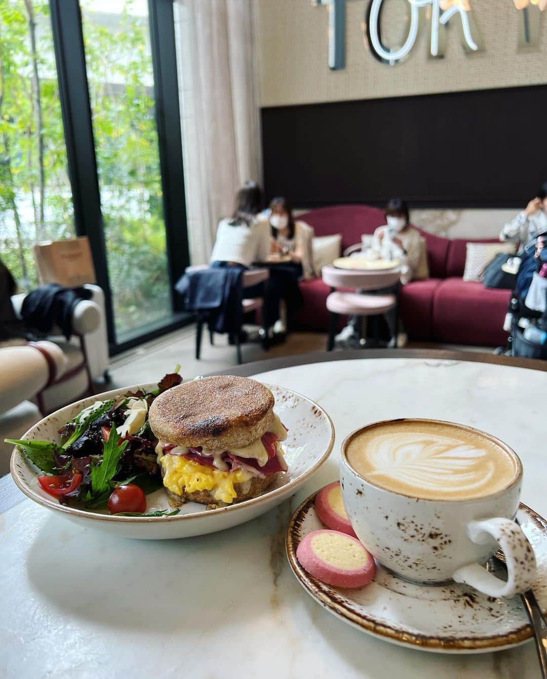 NAOさんのインスタグラム写真 - (NAOInstagram)「📍『The Jones Cafe&Bar』東京都新宿区西新宿　キンプトン新宿1階  ホテルの1階のオシャレカフェでゆったりブランチしてきました✨  モーニング以外にもカウンターに並ぶマフィンやサンドイッチも注文できます🧁  11時からランチメニューに切り替わるタイミングで混んで来たので、並びたくない人はそれより早くモーニングメニューで行くのがオススメかも！   #blunch #morning #cafe #cafelatte #cafelife #latteart #kimptonshinjukutokyo #kimpton #kimptonhotels #thejones #thejonescafeandbar #カフェ #東京カフェ #東京カフェ巡り #新宿カフェ #西新宿カフェ #都庁前 #女医の日常 #女医stagram #女医の休日 #女医 #美容外科医 #美容皮膚科医 #デニムコーデ #デニムジャケット #东京美食 #东京生活 #咖啡馆 #女医生 #医生」5月9日 19時41分 - dr_nao_0415
