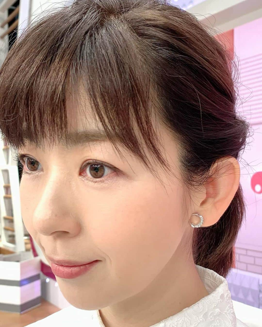 松尾由美子さんのインスタグラム写真 - (松尾由美子Instagram)「.  GWのお休みが今日から明けた方も多かったでしょうか…  Jチャン、今週も始まりました。 スタッフ一同、 力を合わせてお届けします。 どうぞよろしくお願いします。  シャツ GALANOS @galanos_official  スカート INED @superiorcloset_ined_official  イヤリング VENDOME BOUTIQUE @vendomeboutique_official  白シャツとタイトスカートで 王道オフィスコーデ  トップスのシャツはシンプルなシルエットですが、襟には刺繍が施されているので かっちりとし過ぎない フェミニンな 印象に。 ボトムはベージュのタイトスカートで上品でナチュラルな オフィスカジュアルコーデに。  イヤリングは ジルコニアがついた ムーンのモチーフで ラグジュアリーな 大人スタイルに。  #松尾由美子 #松尾と服 #スーパーJチャンネル #Jチャン #夕方ニュース」5月9日 19時47分 - yumikomatsuo5