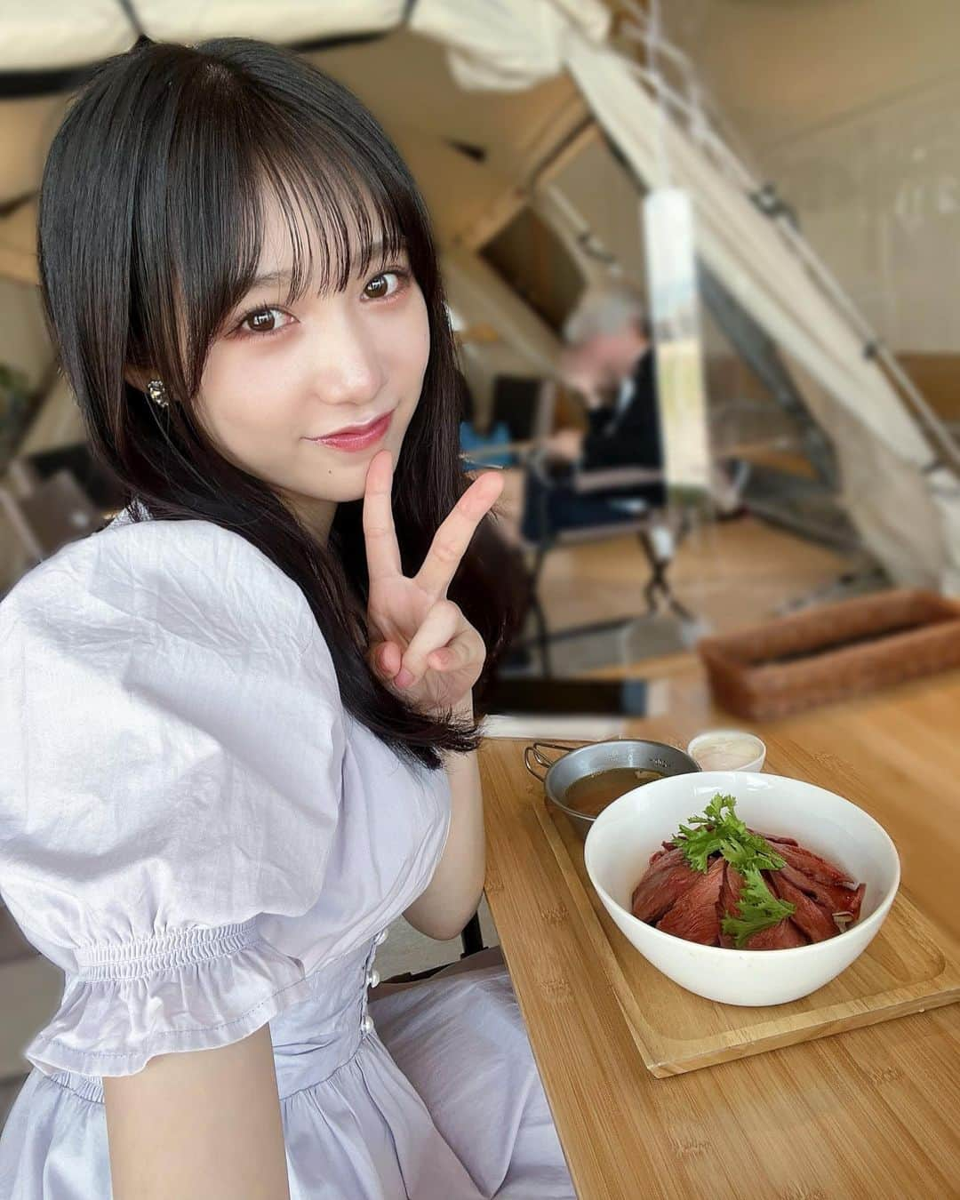 横野すみれさんのインスタグラム写真 - (横野すみれInstagram)「ランチタイム！🍽 ⁡ ⁡ 海の見えるレストランで ローストビーフ丼を食べました〜🍖 ⁡ 美味しいものを食べてる時って幸せすぎるよねぇ😋 ⁡ ⁡ #scramble さんのインタビューでも話したけど 一番好きな食べ物はとんかつです！🐷 ⁡ 全国の美味しいとんかつ屋さんに行きたいなぁ🤤 ⁡ ⁡ ⁡ ⁡ #snowpeakeat #海の見えるカフェ #大阪ランチ #夏コーデ #横野すみれ #とん活したい 🐷 ⁡」5月9日 20時25分 - yokono_sumire