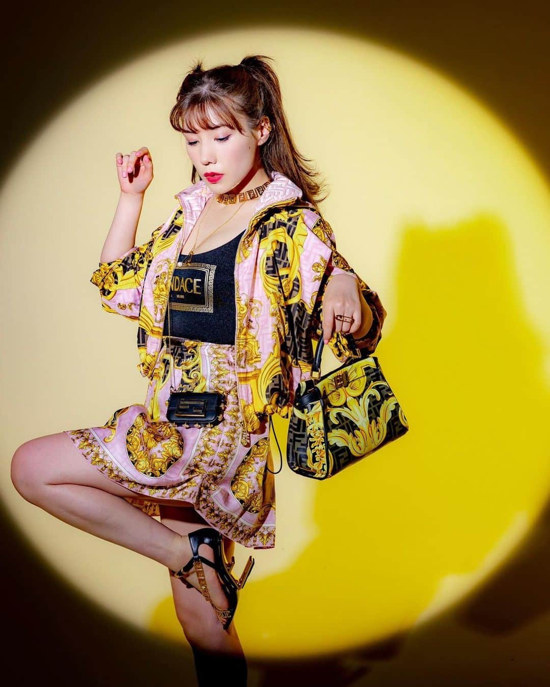仲里依紗さんのインスタグラム写真 - (仲里依紗Instagram)「サイコーのコラボレーション🥹🫶🏻💖 爆買い決定なやつ😘💸 ゴールドまみれで 運気アップしそうでヨダレ🤤  #FENDI #FENDACE #VERSACEBYFENDI  @FENDI  @MRKIMJONES」5月9日 20時30分 - riisa1018naka