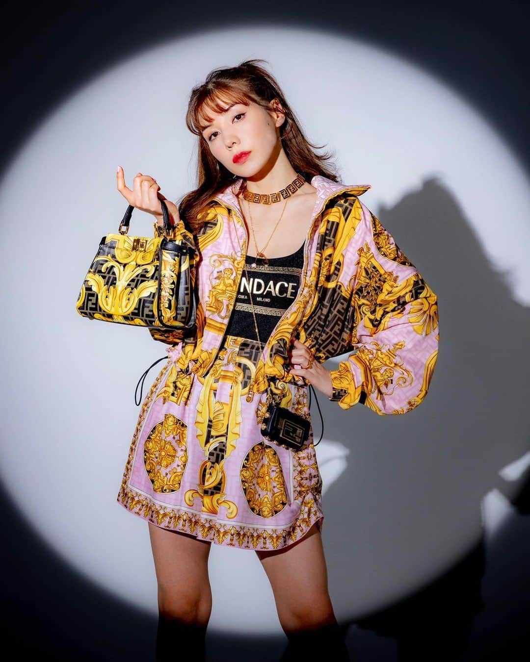仲里依紗さんのインスタグラム写真 - (仲里依紗Instagram)「サイコーのコラボレーション🥹🫶🏻💖 爆買い決定なやつ😘💸 ゴールドまみれで 運気アップしそうでヨダレ🤤  #FENDI #FENDACE #VERSACEBYFENDI  @FENDI  @MRKIMJONES」5月9日 20時30分 - riisa1018naka
