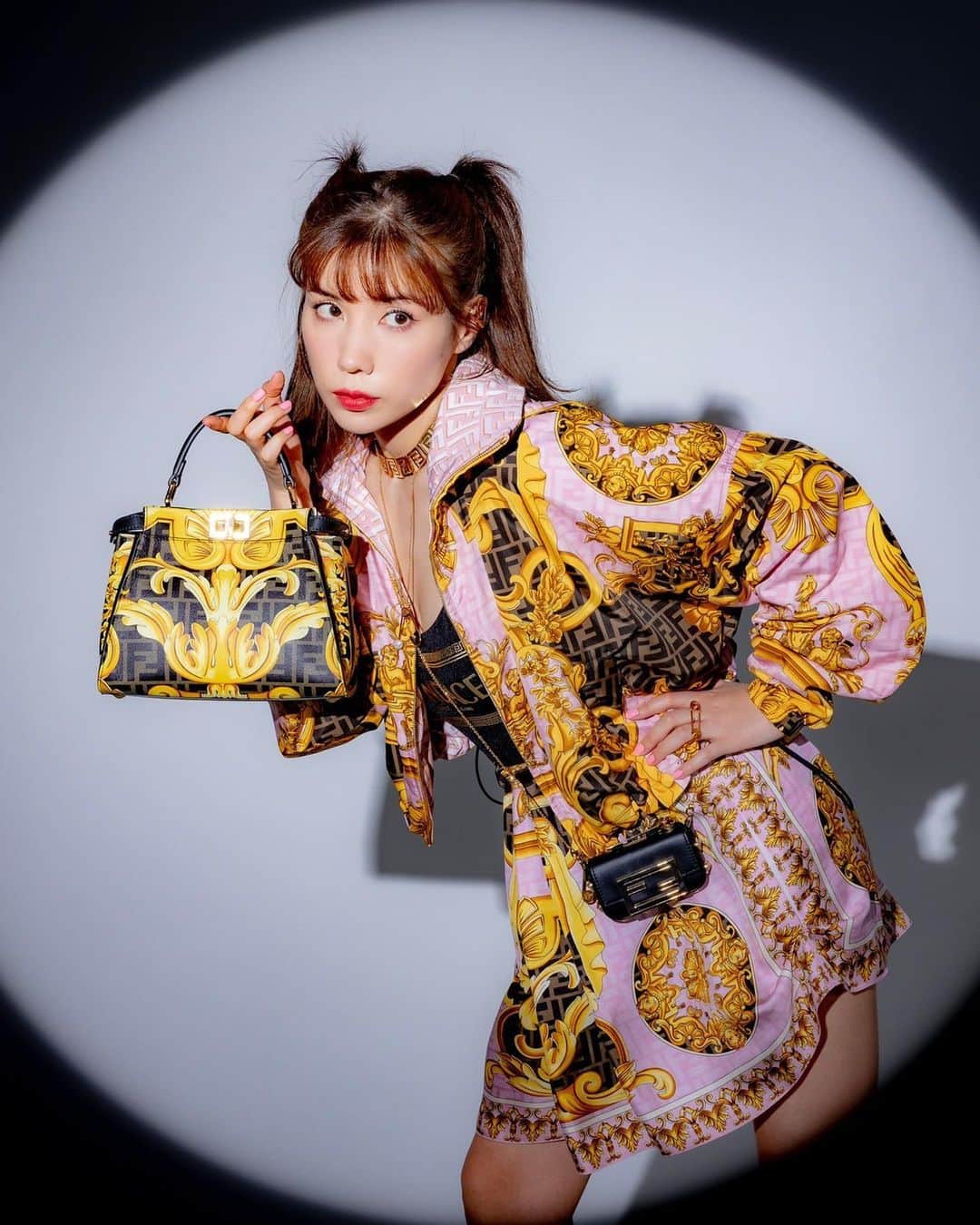 仲里依紗さんのインスタグラム写真 - (仲里依紗Instagram)「サイコーのコラボレーション🥹🫶🏻💖 爆買い決定なやつ😘💸 ゴールドまみれで 運気アップしそうでヨダレ🤤  #FENDI #FENDACE #VERSACEBYFENDI  @FENDI  @MRKIMJONES」5月9日 20時30分 - riisa1018naka