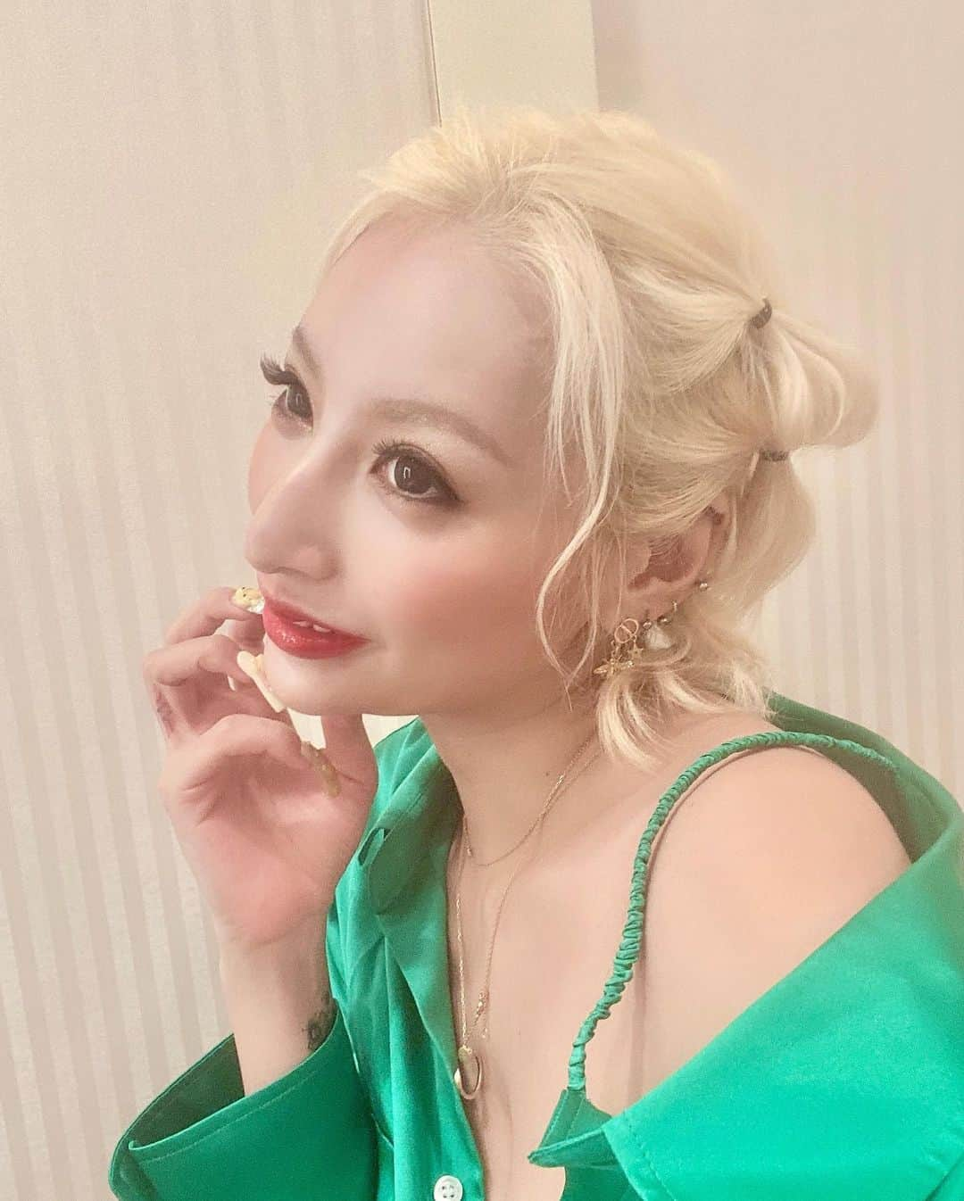 加藤紗里さんのインスタグラム写真 - (加藤紗里Instagram)「熊🧸のぬいぐるみと撮る写真なんて初めてぢゃないかな？？www ウルフでもこんな髪型できるんだよ🥺❤️」5月9日 21時54分 - katosari