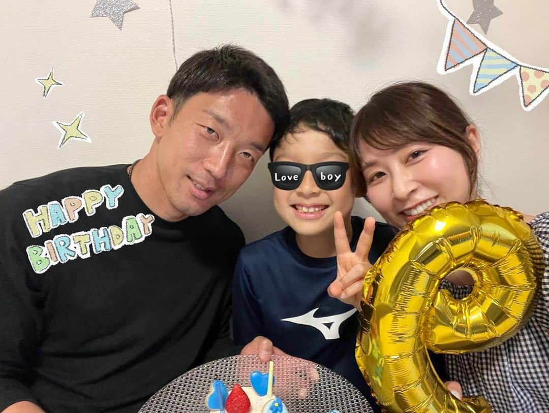 権田裕美さんのインスタグラム写真 - (権田裕美Instagram)「🎂💐 . 息子が9歳になりました♪  「育児は育自」 思えば、わたしが成長させてもらった9年間だったなぁ✨  海外生活や引っ越しを繰り返す中でも ずっと笑顔でいてくれたこと✨ 公園にいる子供たちはみんなトモダチ！ と言葉が通じなくても誰とでも 仲良くなれる息子の姿をみて、 いつも勇気をもらっていました♪  脱ぎ捨てられたパジャマ、バッグの中でぐしゃぐしゃになったプリント、消しゴムの消費量、宿題の隠ぺい（笑） もう小学3年生だけど、まだ3年生！  理解出来ない事が増えていくばかりですが、これからの息子の挑戦をしっかりサポートしていきたいです！  いつも応援して下さる皆様には感謝の気持ちでいっぱいです✨これからもあたたかく見守って頂けると嬉しいです☺️ . . . . . . . . (たくさんコメントいただきましたが投稿し直しています😭🌷) . . . . . . . .  #2013年生まれ#5月7日生まれ #男の子母#男の子ママ #一人っ子#一人っ子#サカママ#サッカー少年#u9#小学3年生#帝王切開#長男#権田ファミリー #グルテンフリー #食育#筋膜リリース #筋膜ローラー#肩凝り#肩凝り解消#肩凝り改善#肩こり解消#肩こり#肩こり改善#ゆみヨガ #痩せ方#引き締め#引き締めボディ#ダイエット #ダイエットメニュー#ダイエット生活 #ランニング女子」5月10日 6時14分 - yumigonda